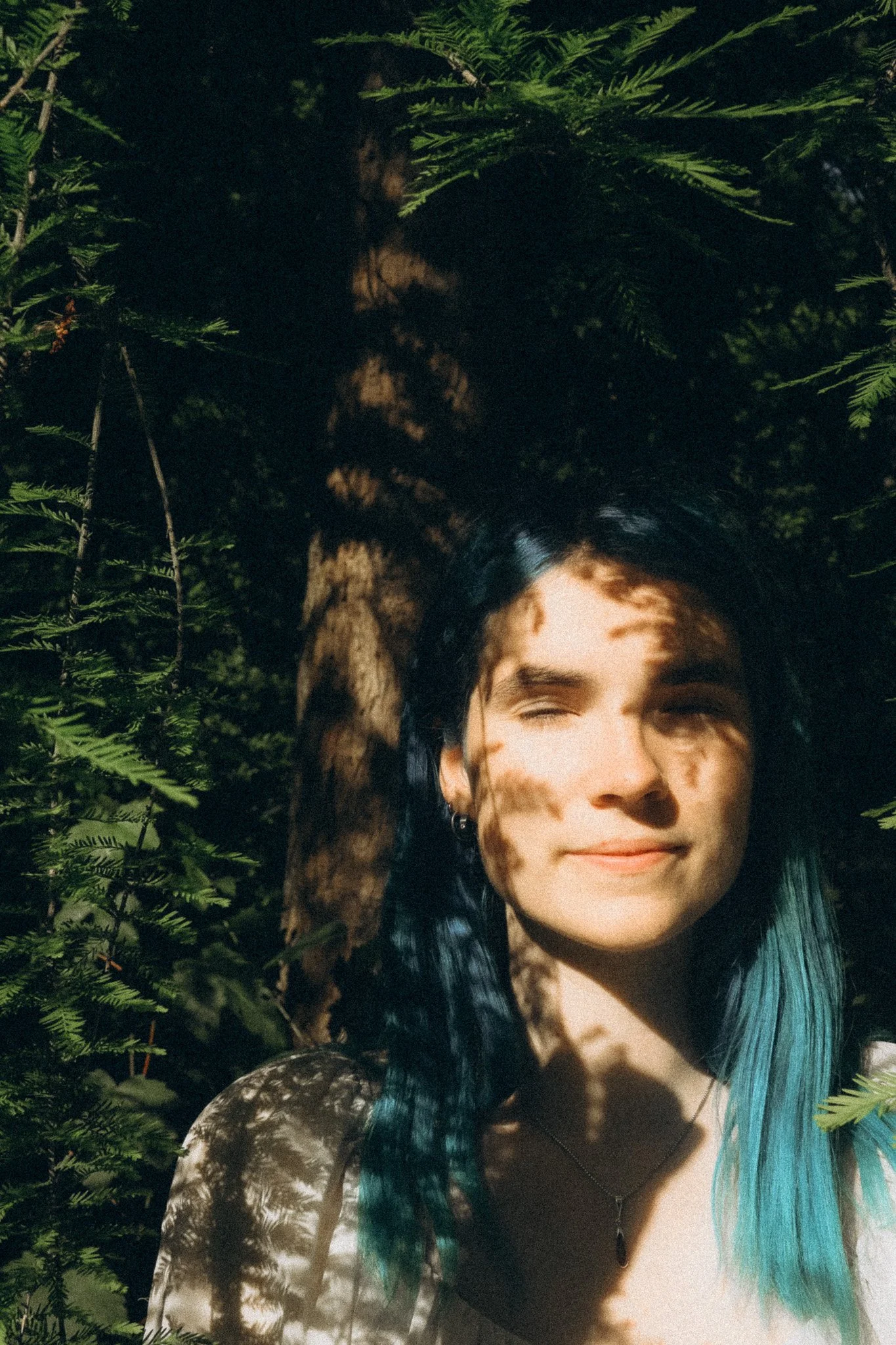 Frau in kassel fotoshooting portrait unterm baum mit zuenen Augen