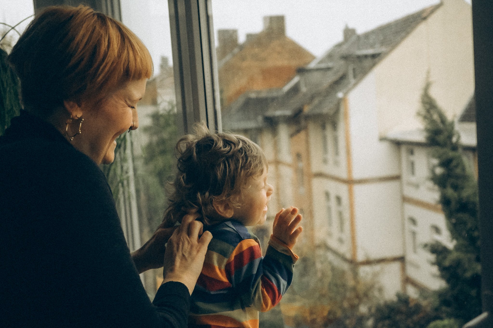 natürtliche Familienfotografie Mama kitzelt ihr Kind