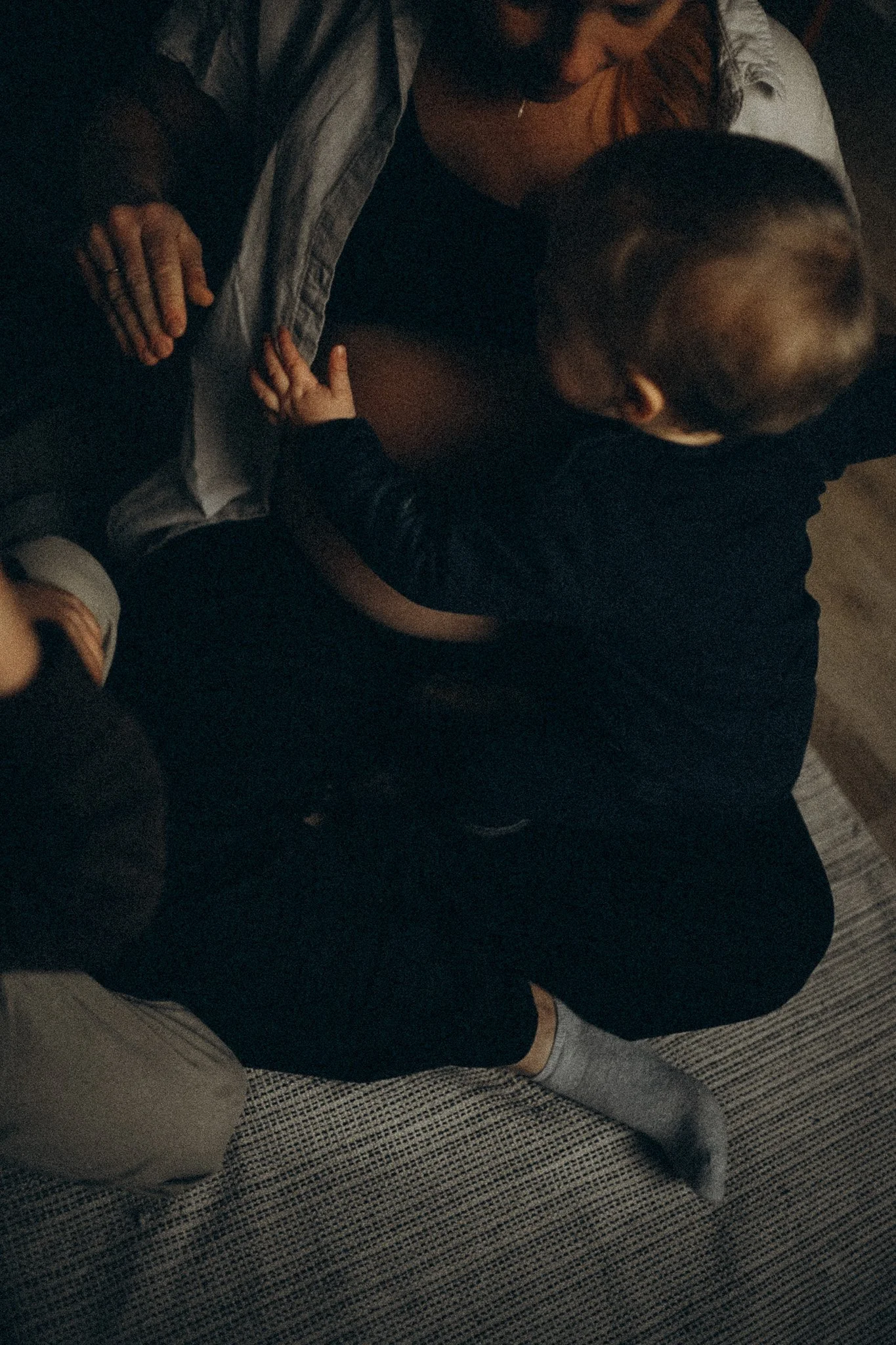 natürliche Familienfotografie in Kassel schwangere Mama und Kinder zuhause