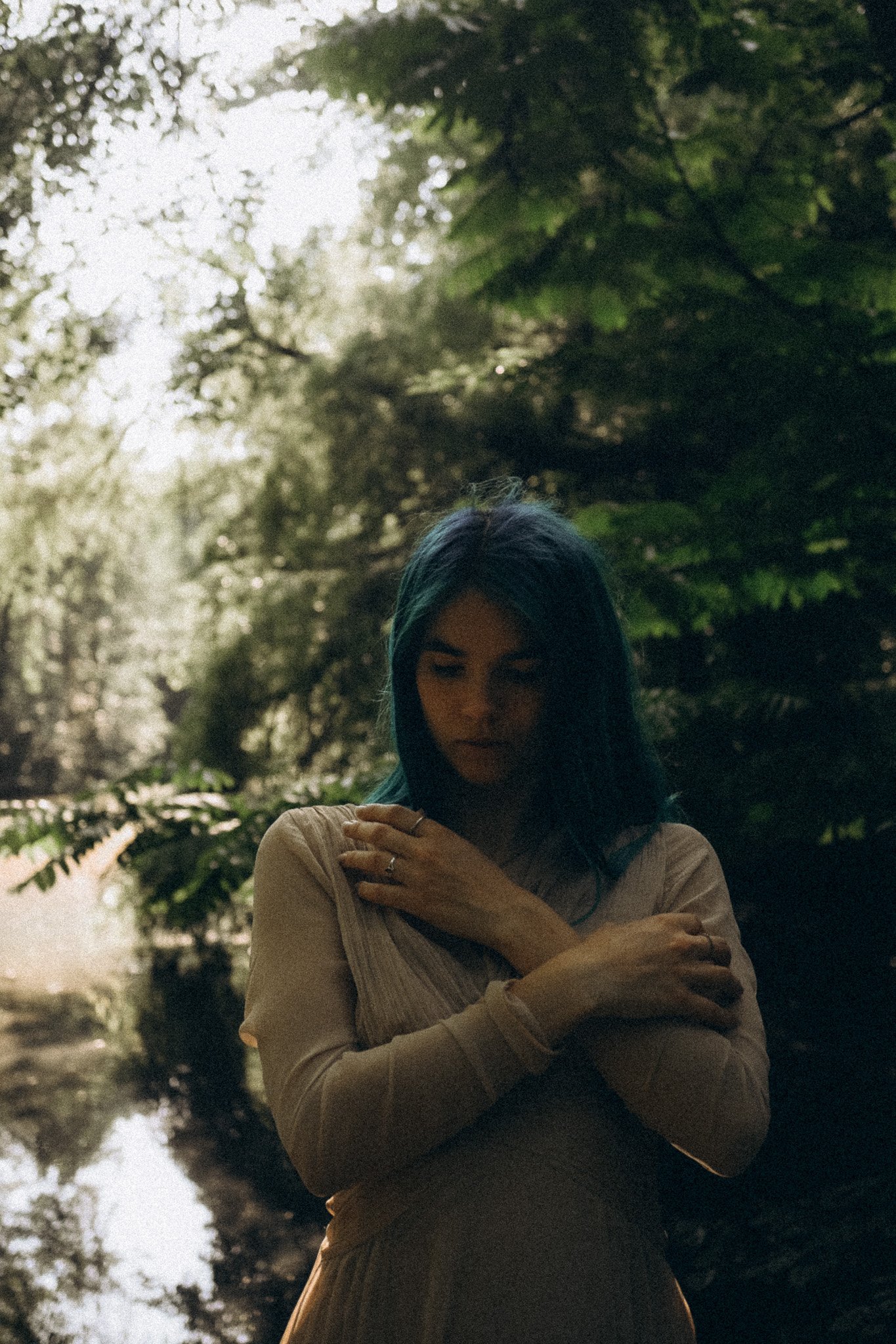 Frau selbstliebe umarmung