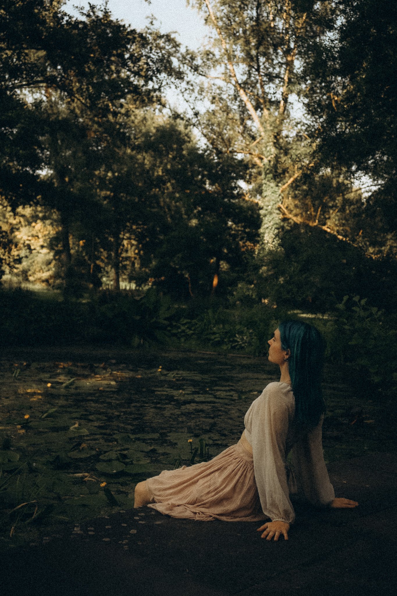 Frau sitzt am teich und genießt. Fotoshooting kassel