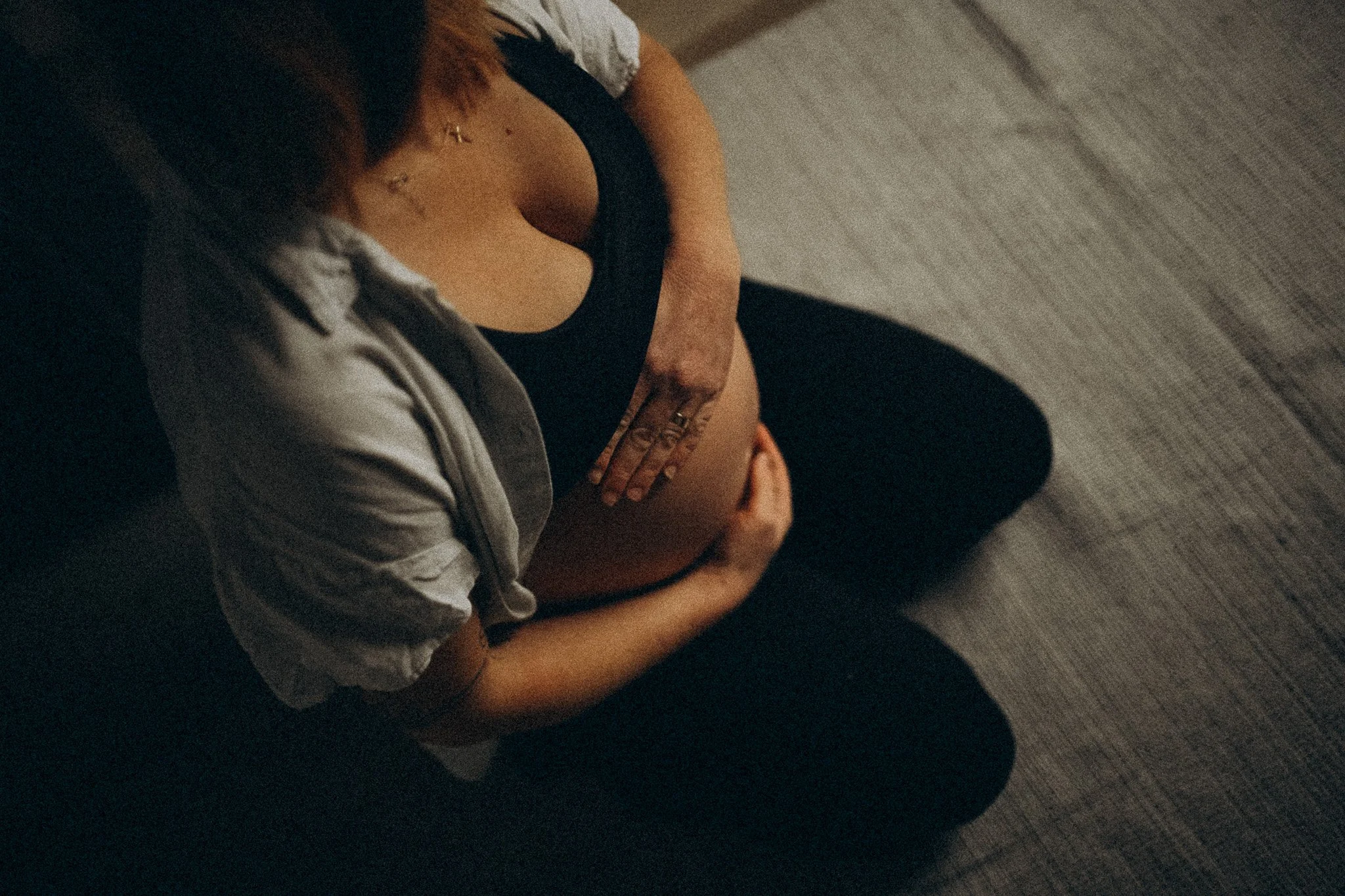 natürliche Familienfotografie in Kassel Schwangerer Bauch wird von Mama umarmt