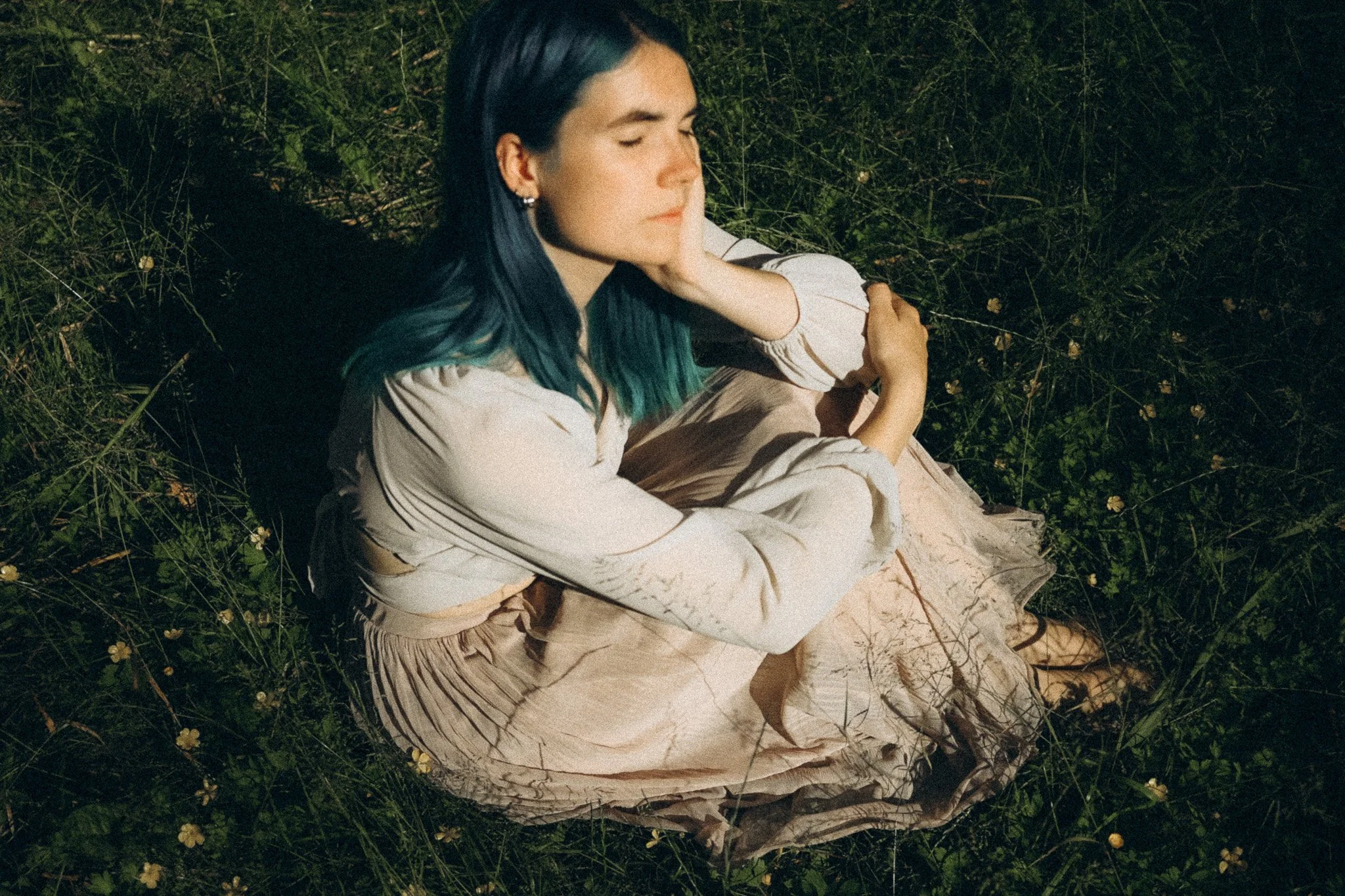 in kassel fotoshooting portrait in einer Wiese entspannt die Frau in der Sonne