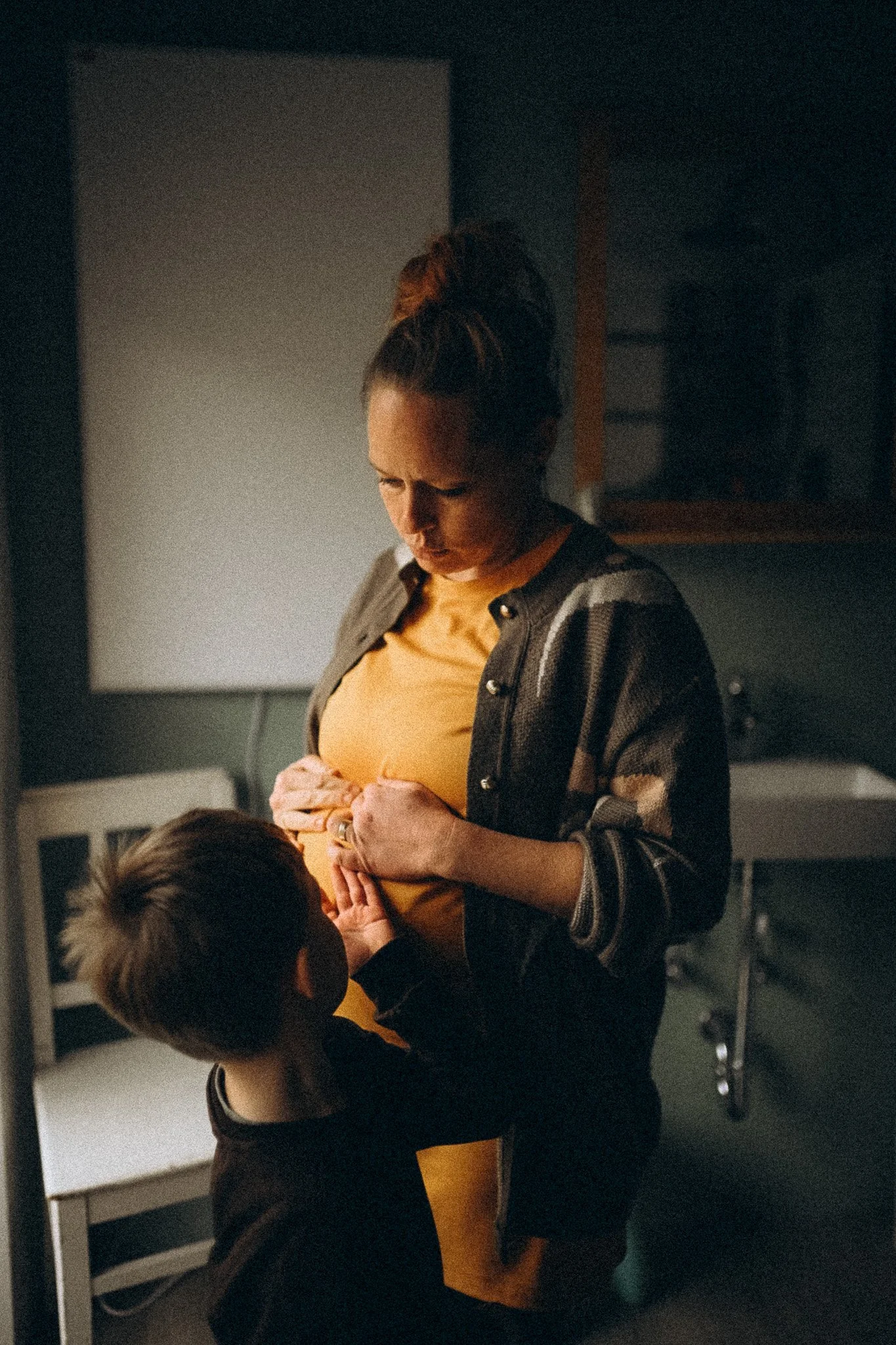 natürliche Familienfotografie in Kassel Mama und Kind stehen im Badezimmer