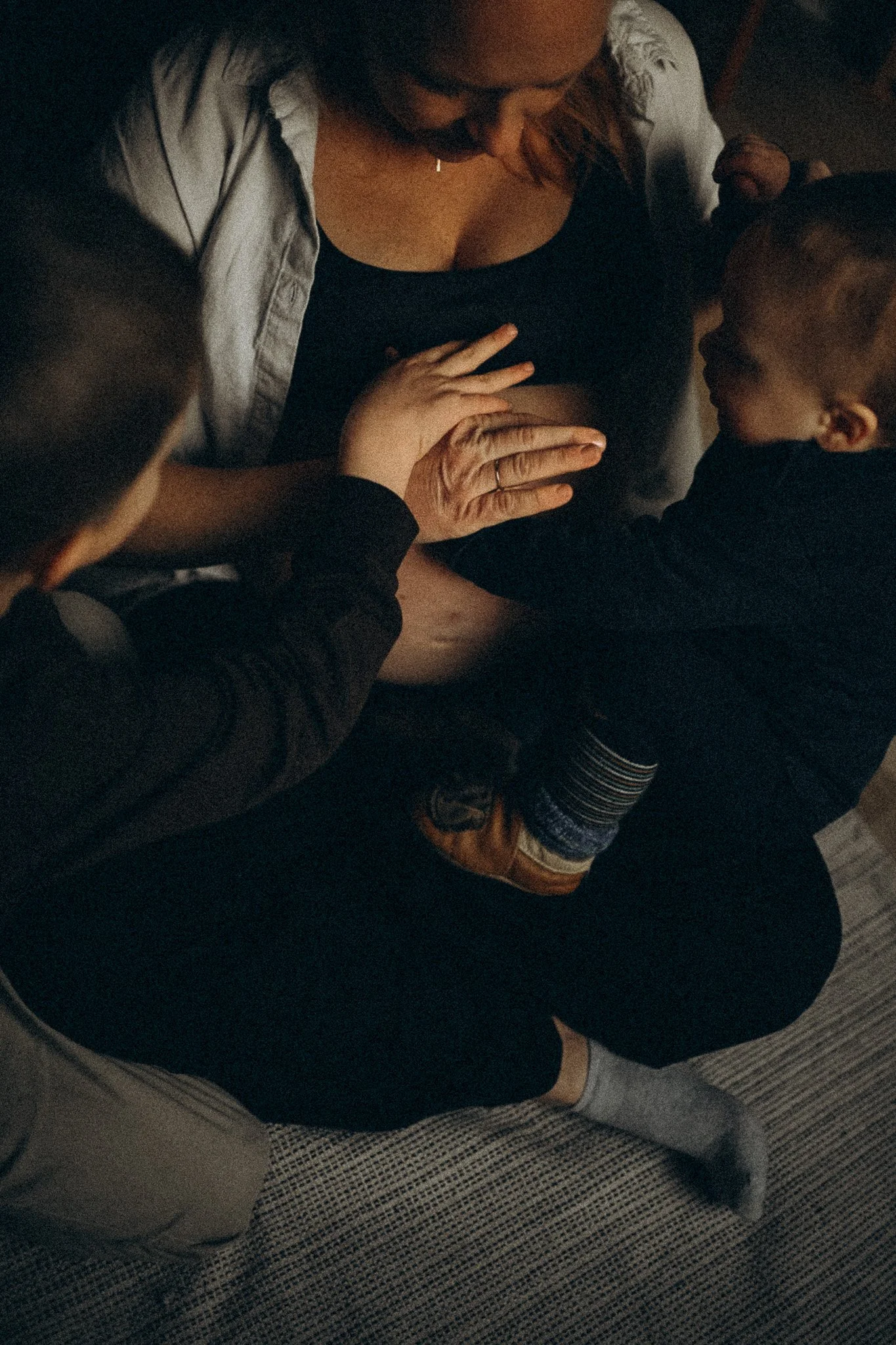 natürliche Familienfotografie in Kassel schwangere Mama Hände greifen nach dem schwangerern Bauch