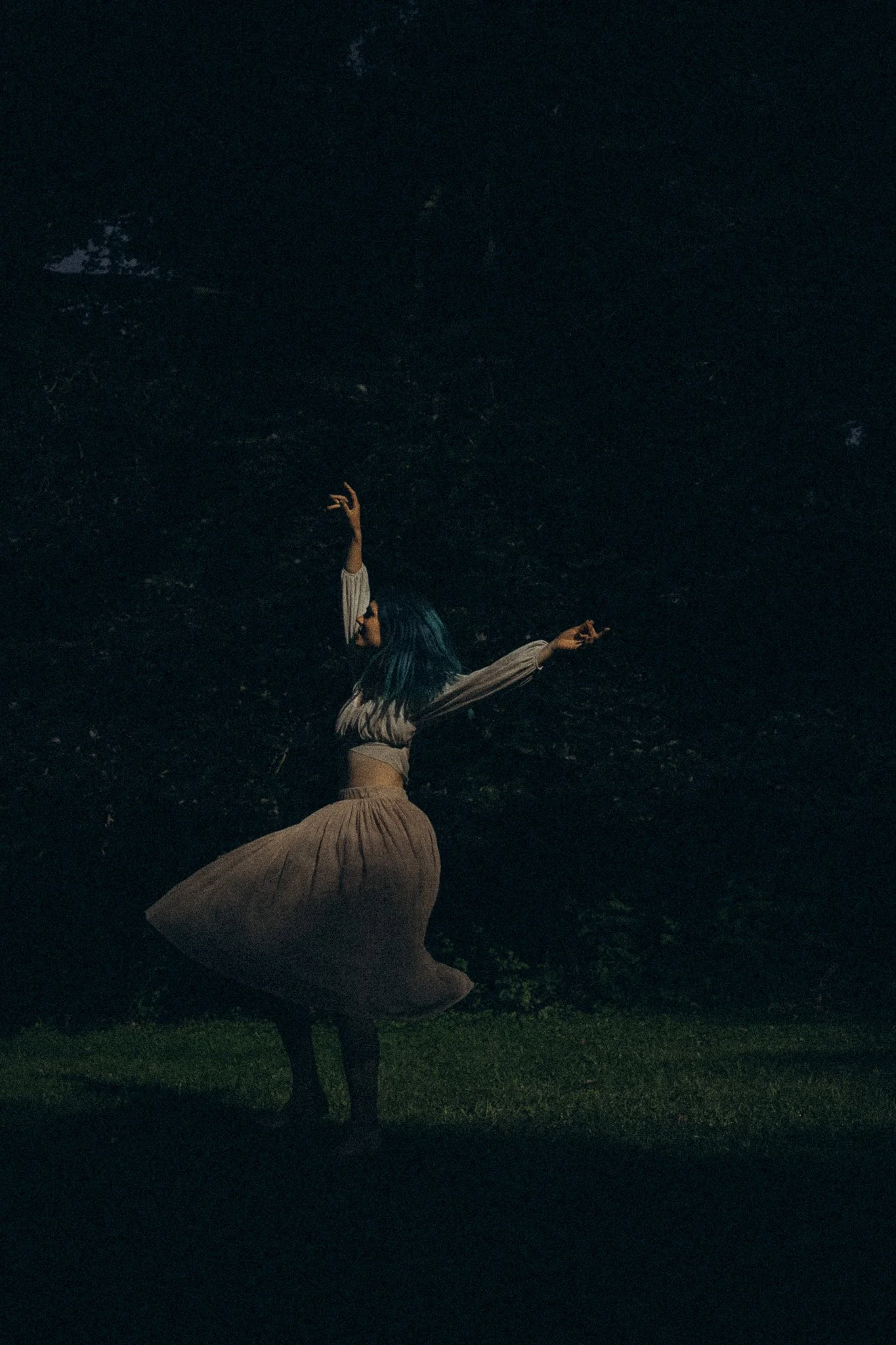 Frau tanzt auf der Wiese