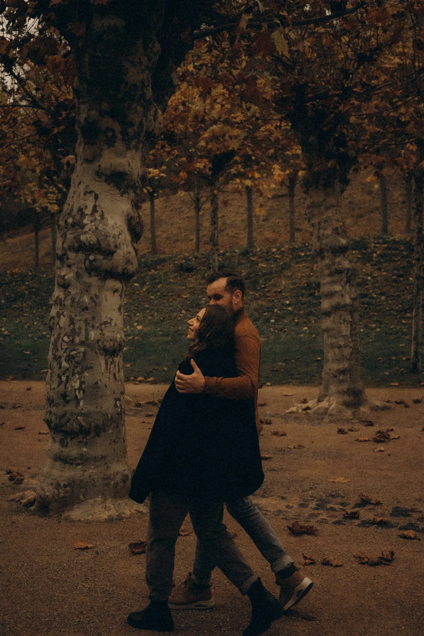 Natürliches Paarfoto mit Nähe und Bewegung in Kassel