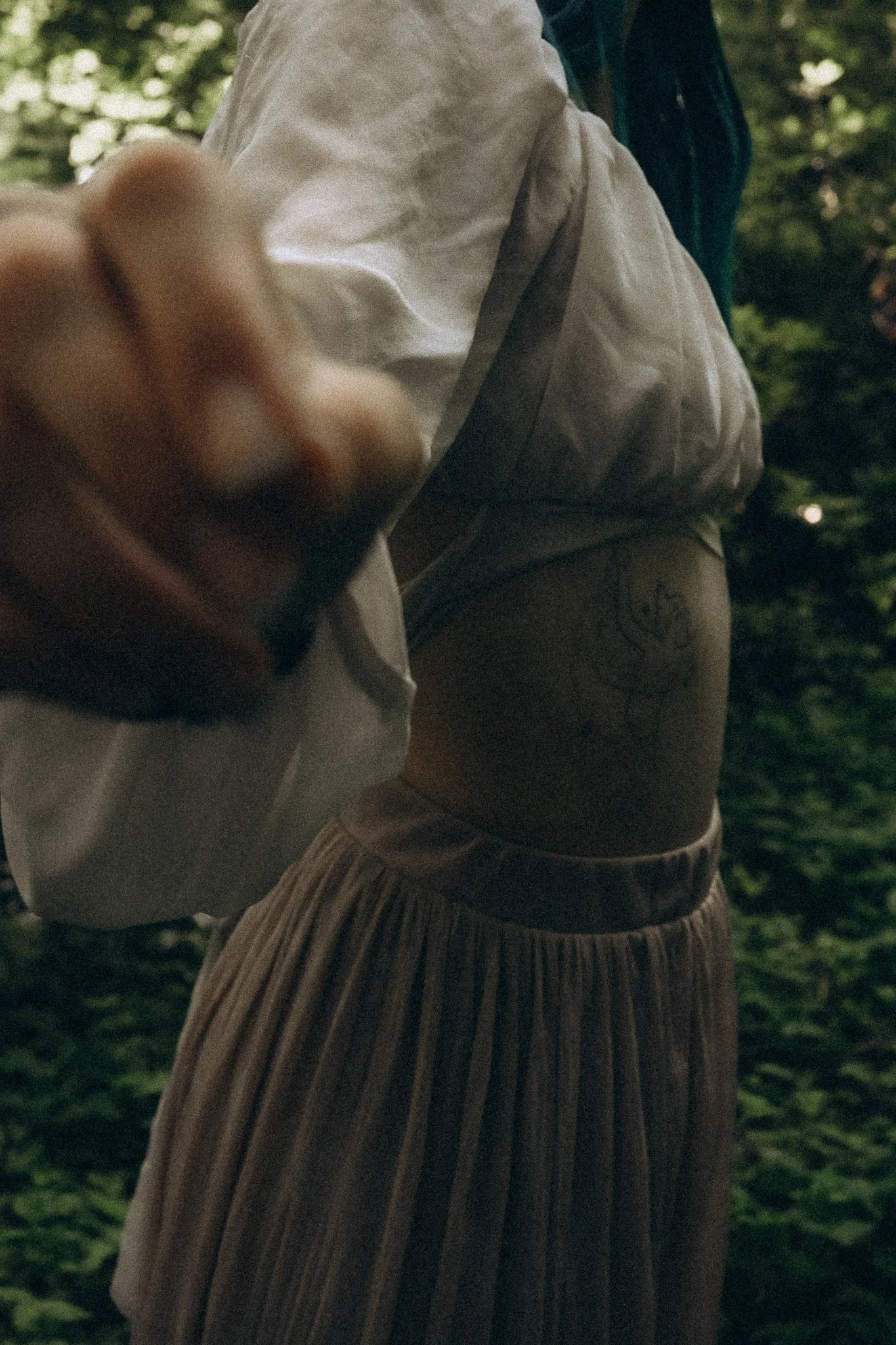 Frau Tanzt in kassel fotoshooting tattoo. und nahaufnahme