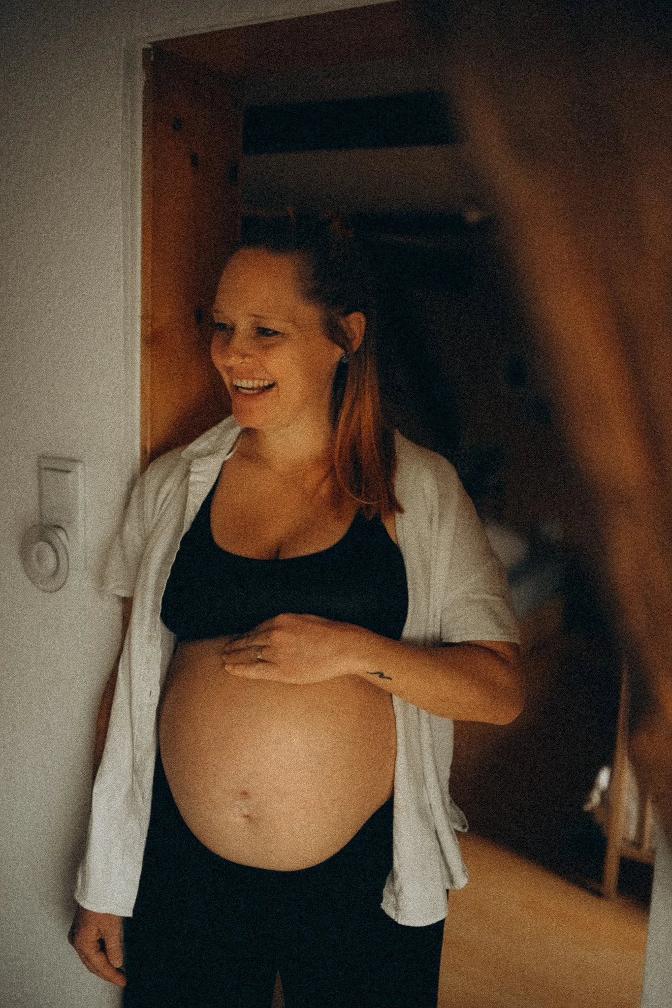 natürliche Familienfotografie in Kassel Schwangere Mama zuhause