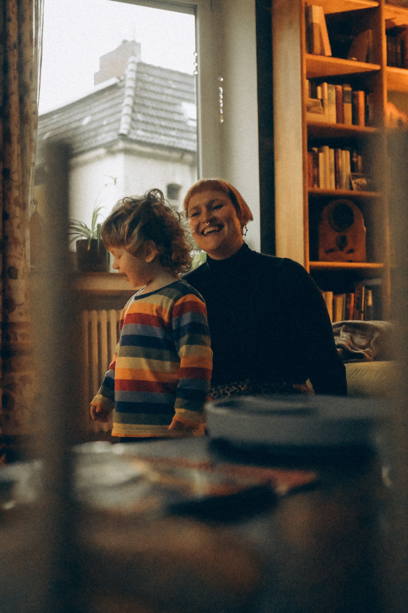 natürtliche Familienfotografie Mama und Kind lachen