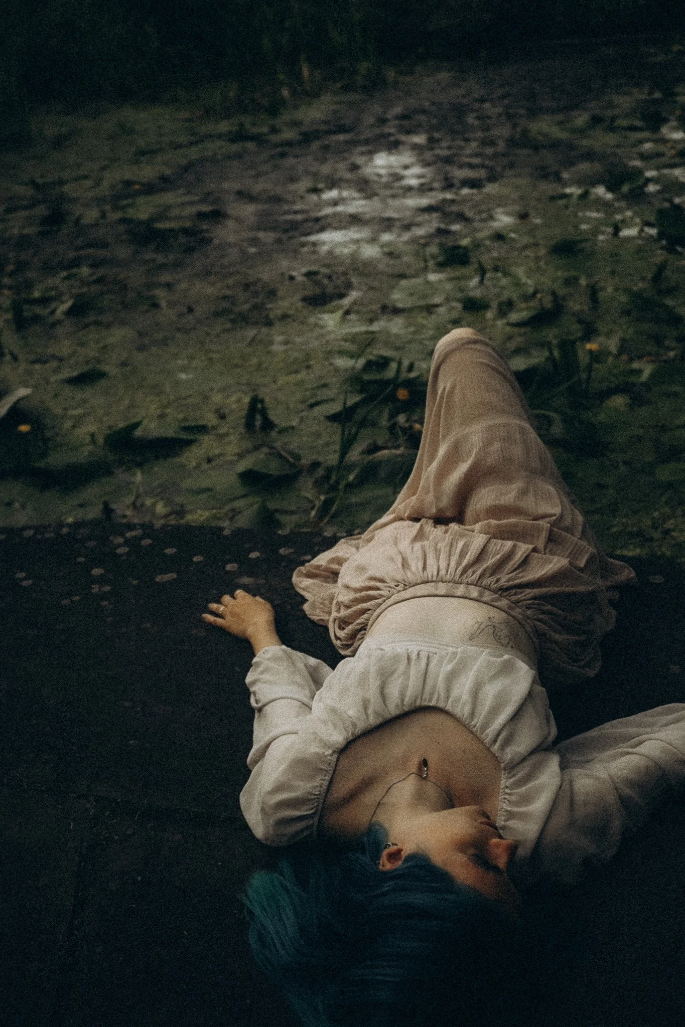 Frau entspannt in kassel am teich in der Natur beim Fotoshooting