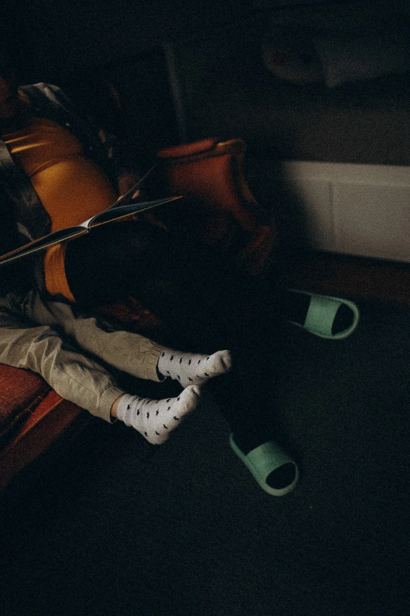 natürliche Familienfotografie in Kassel Füße von Eltern und Kind