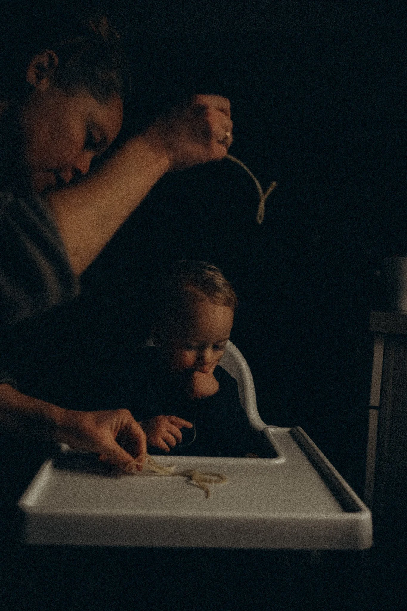 natürliche Familienfotografie in Kassel Kind bekommt Nudeln zuhause