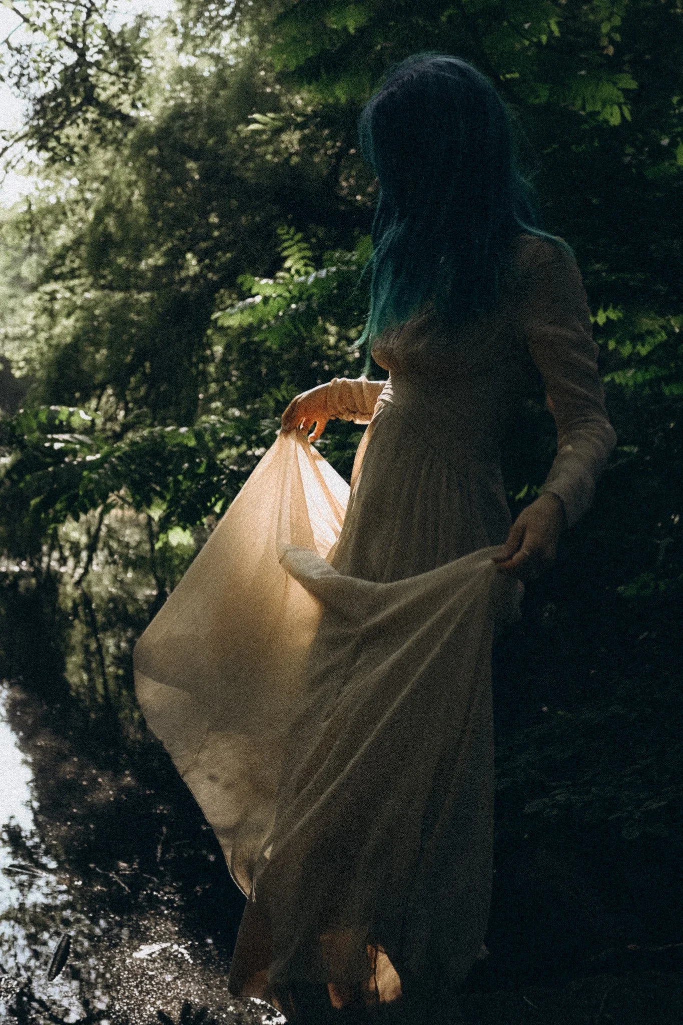 Kleid wird von Snne angestrahlt, Frau kassel fotoshooting