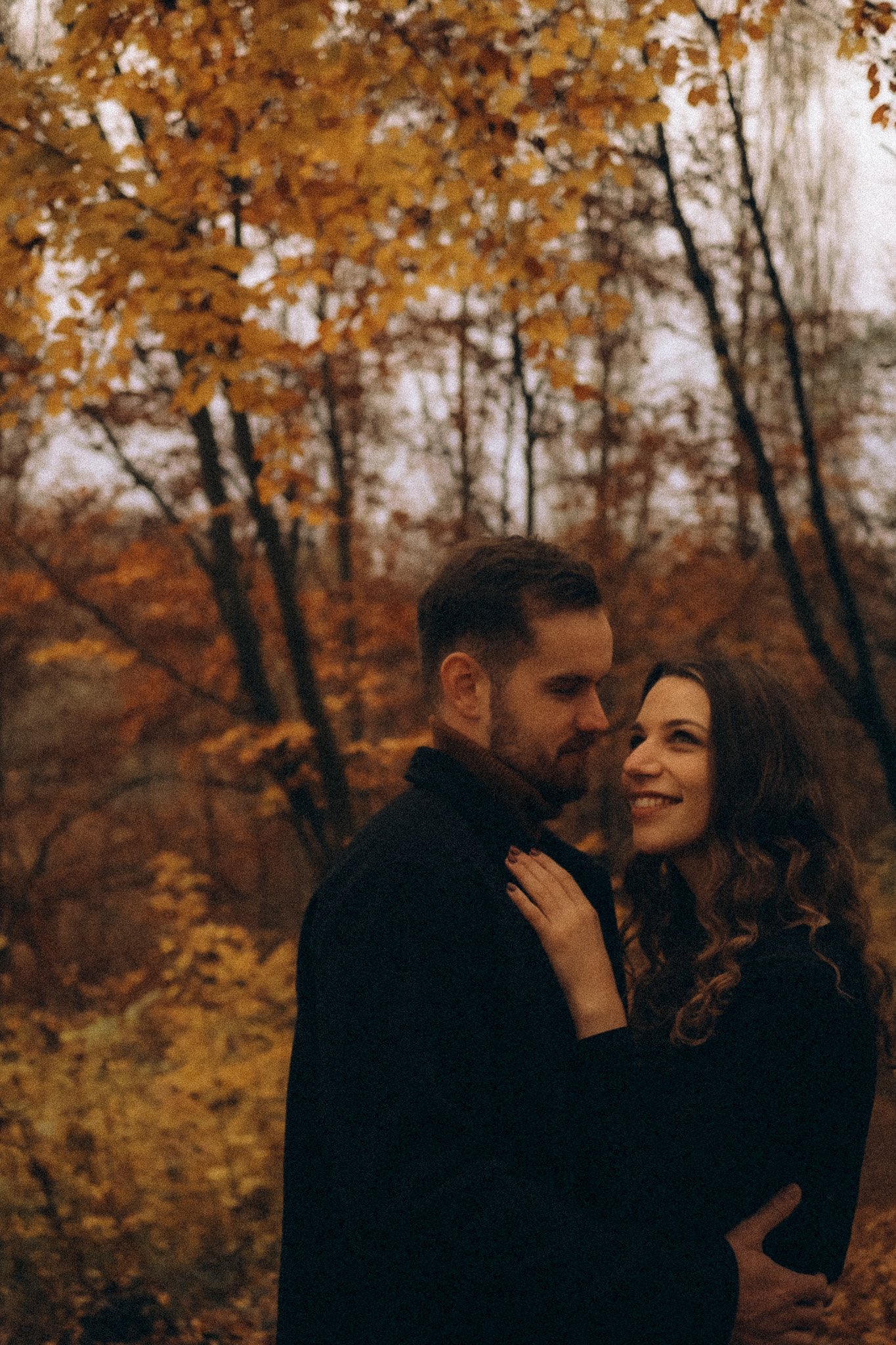 Reduziertes Paarfoto mit ruhiger Bildsprache in Kassel
