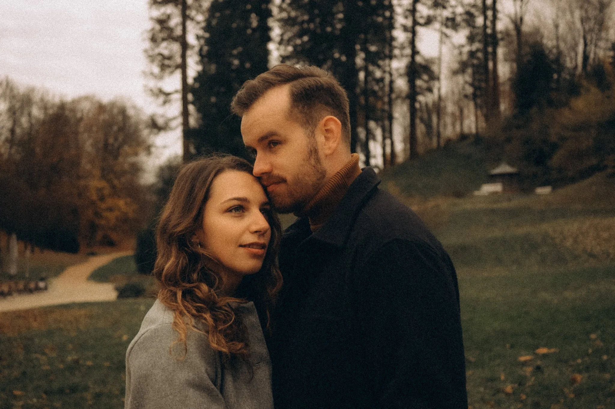 Natürliches Paarshooting mit Nähe in Kassel