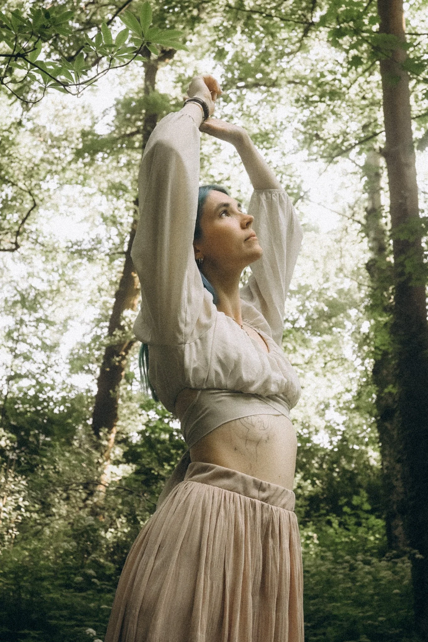 frau tanzt verträumt