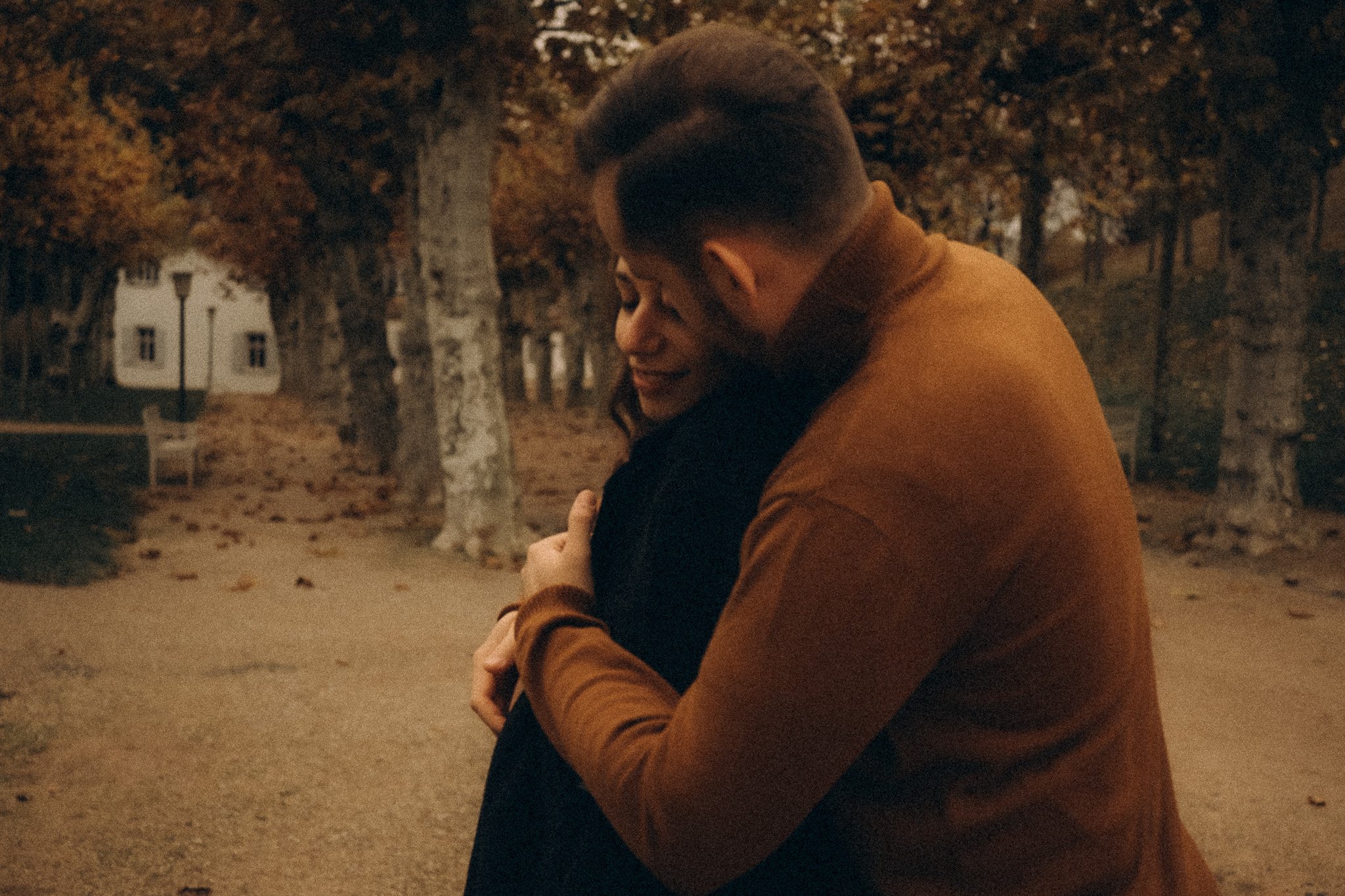 emotionale Paarfotografie Frau umarmt mann