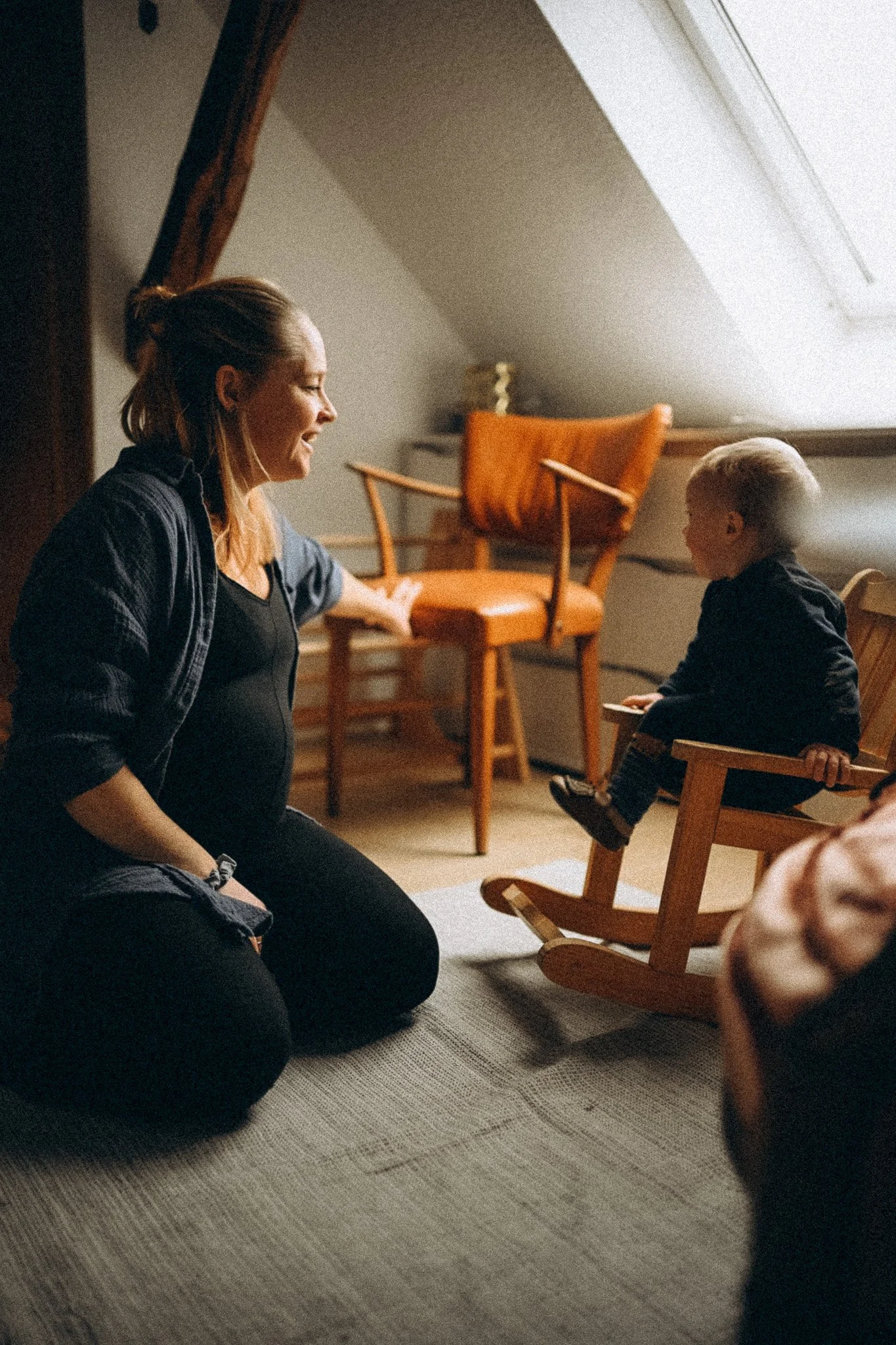 natürliche Familienfotografie in Kassel Mama und Baby schaukeln zuhause