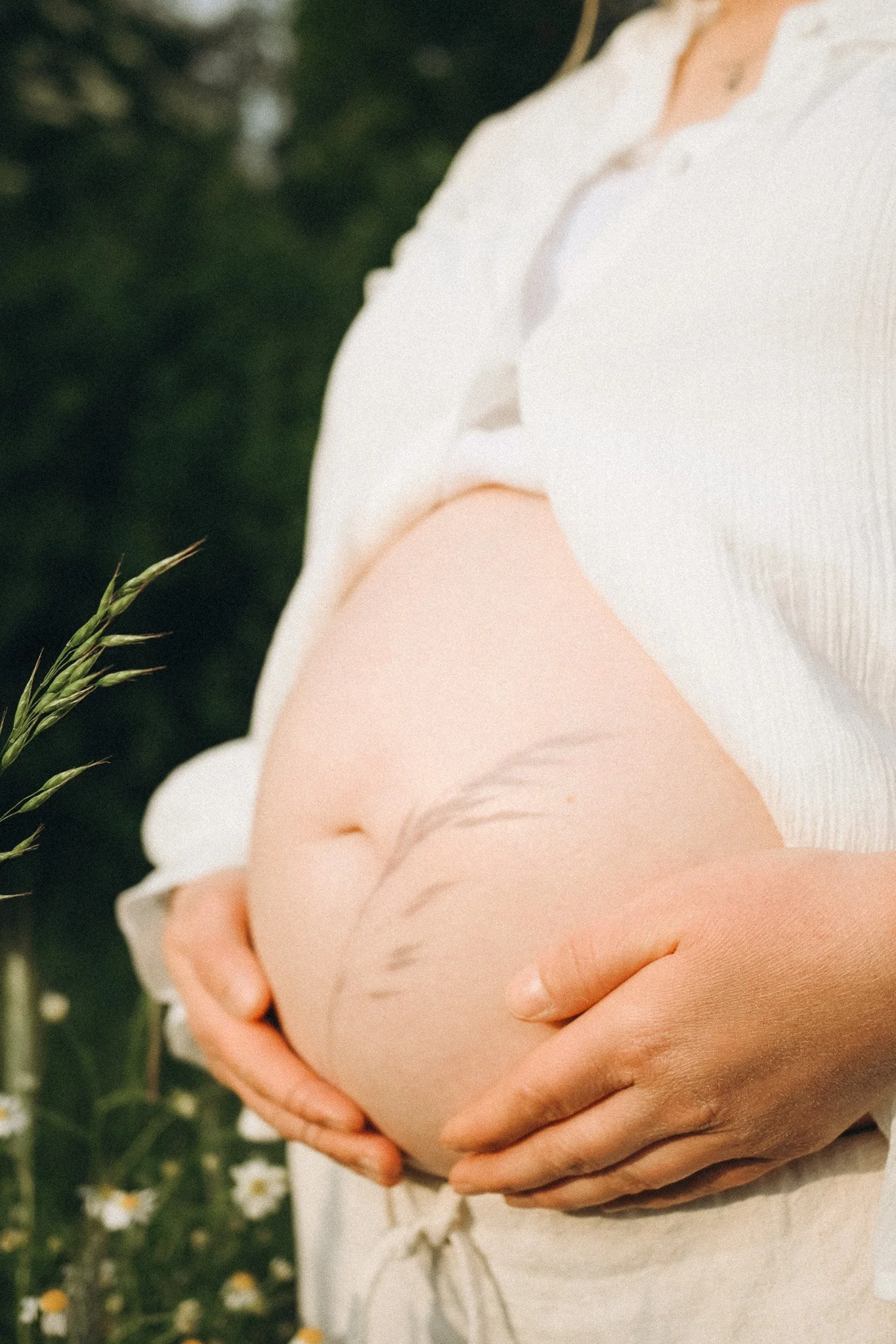 Reduzierte Frauen und Schwangerschaftsfotografie draußen in Kassel