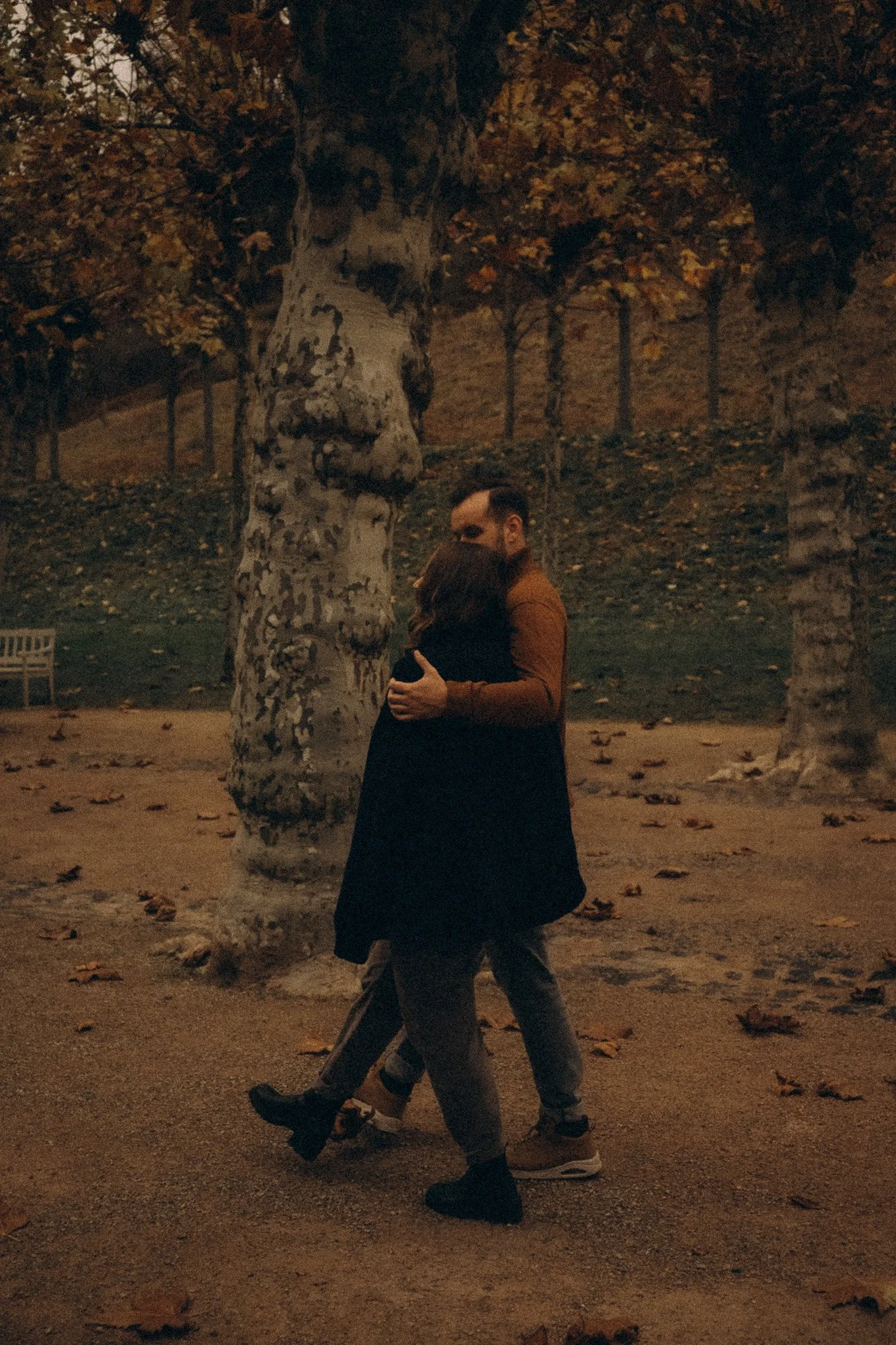 Cinematic Paarfoto bei ruhigem Licht in Kassel