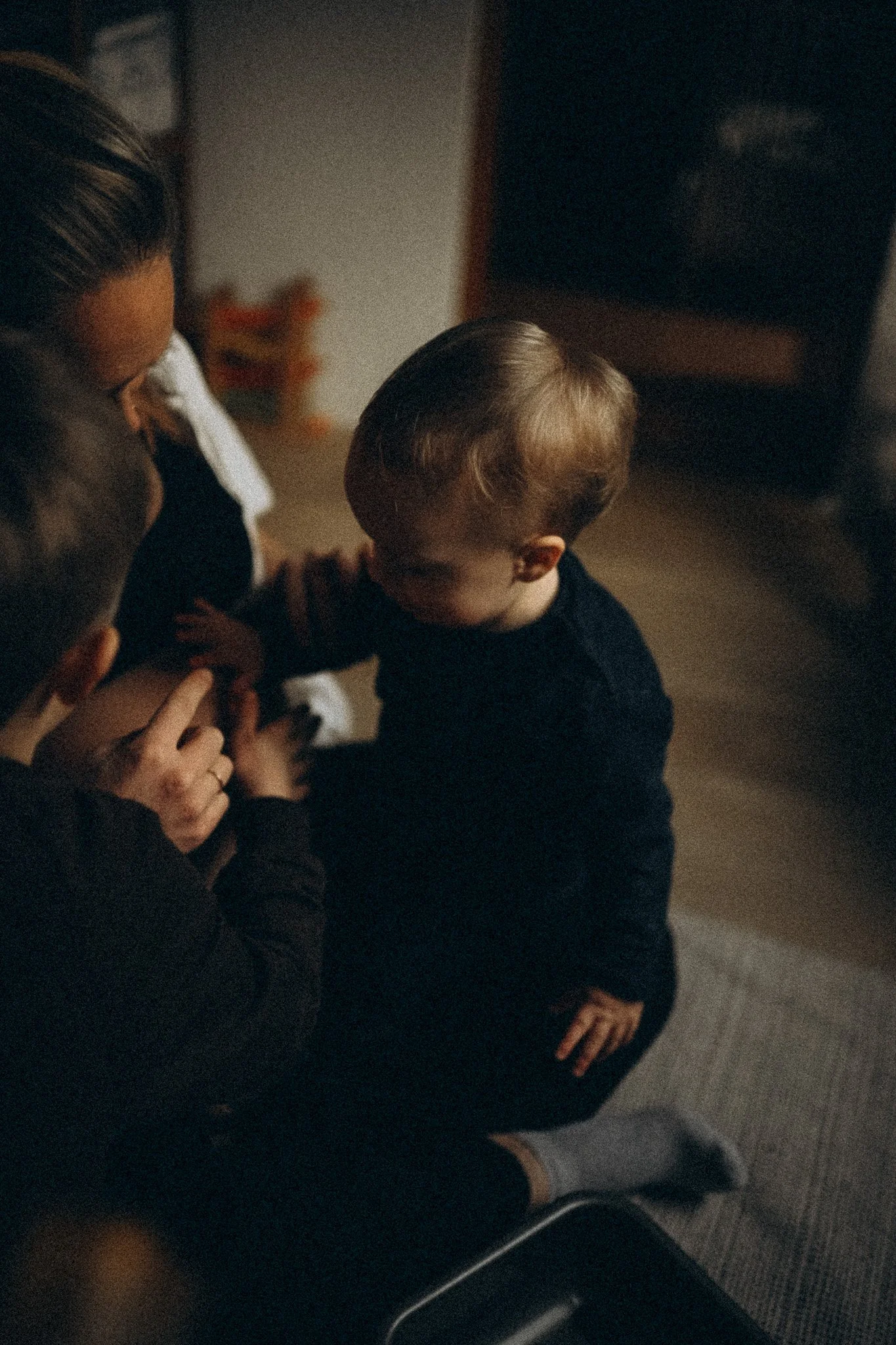 natürliche Familienfotografie in Kassel schwangere Mama und Kinder berühren den Bauch zuhause