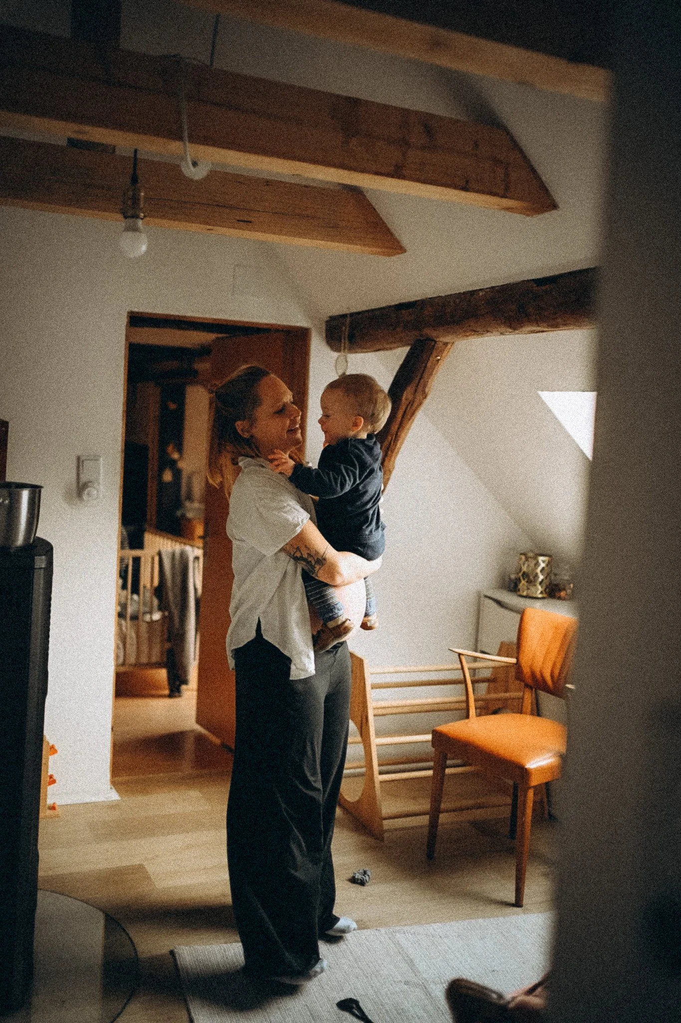 natürliche Familienfotografie in Kassel schwangere Mama umarmt baby