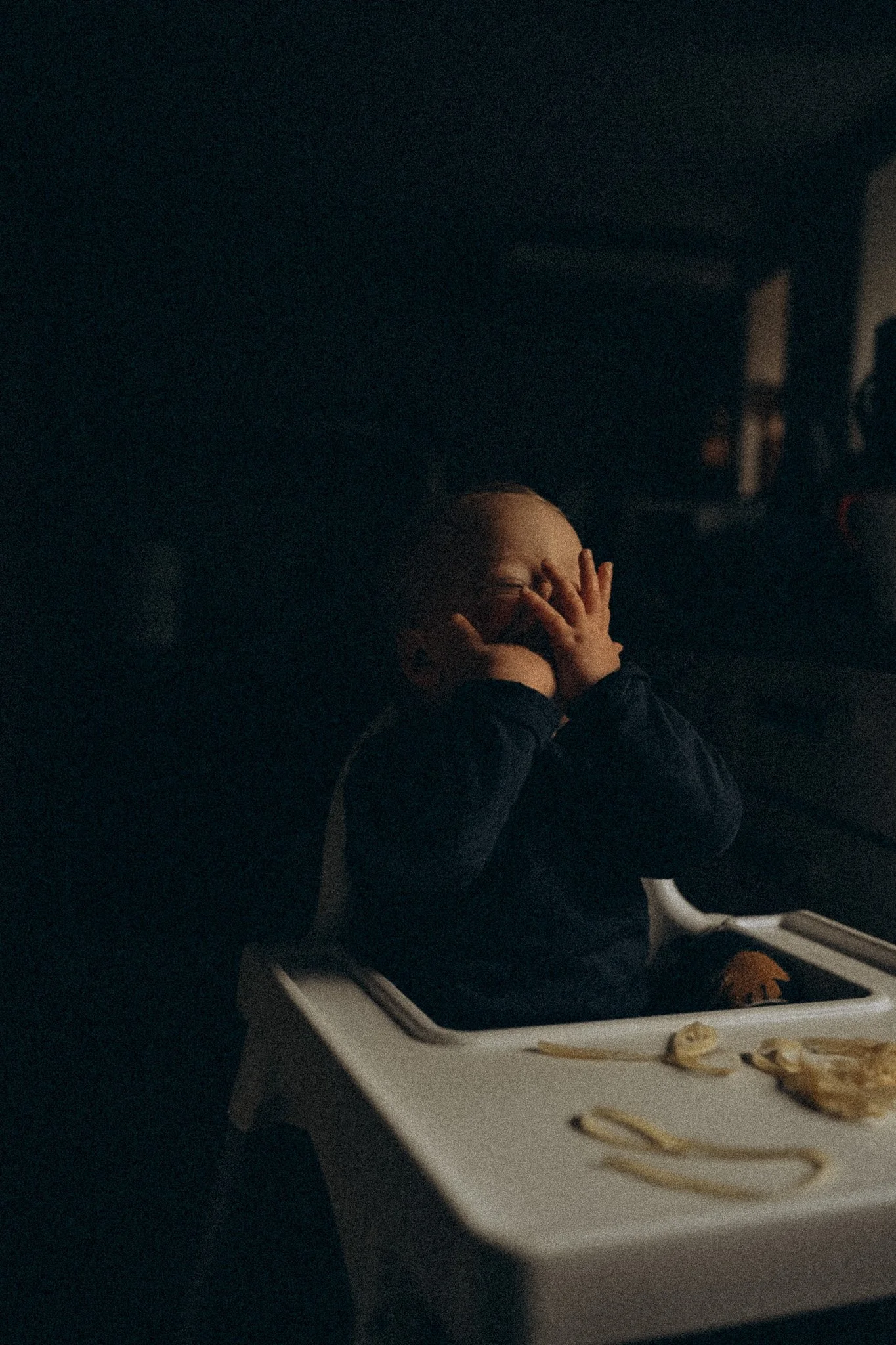 natürliche Familienfotografie in Kassel Baby isst nudeln 