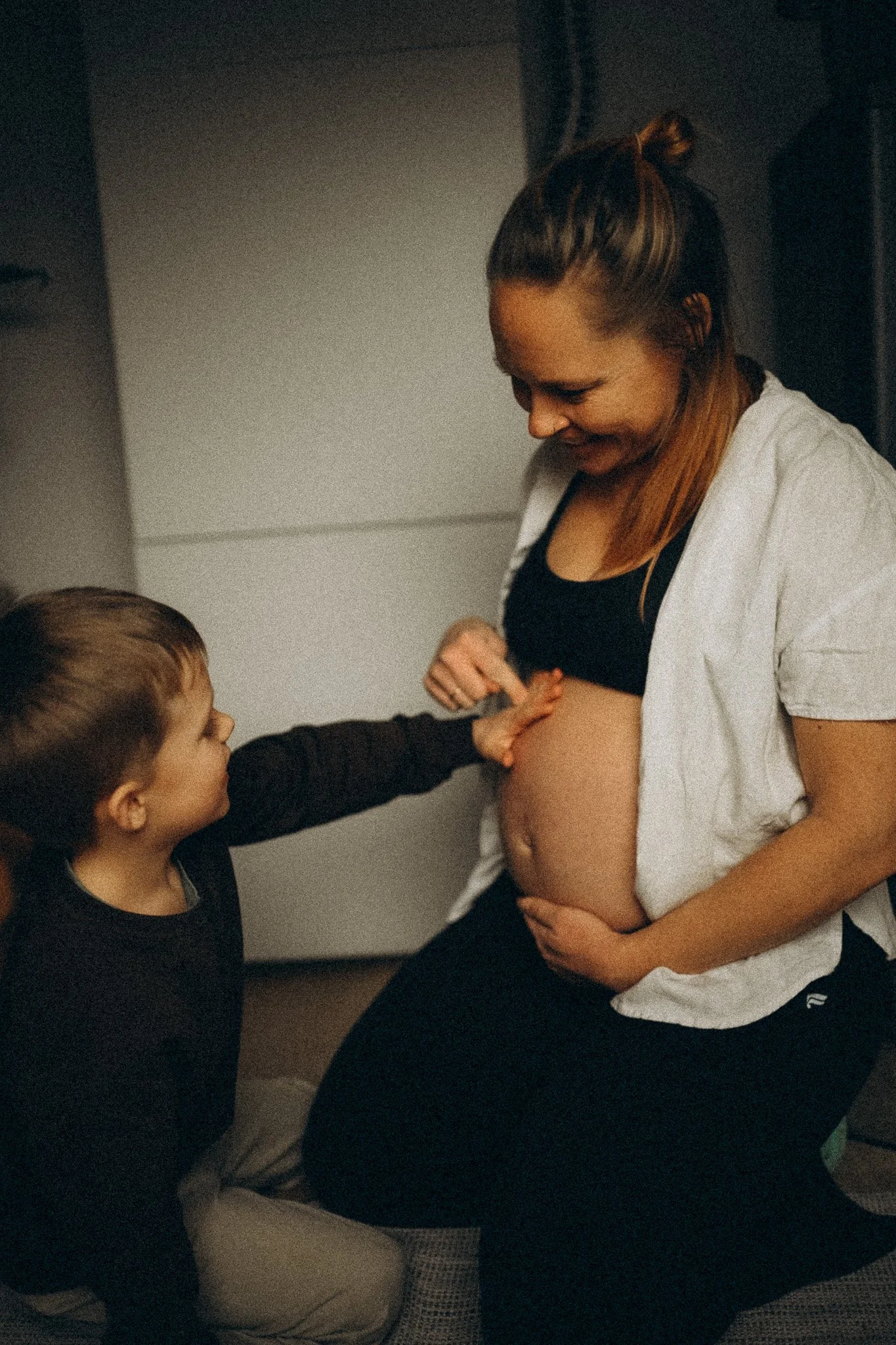 natürliche Familienfotografie in Kassel Kind berührt den Schwangeren Bauch
