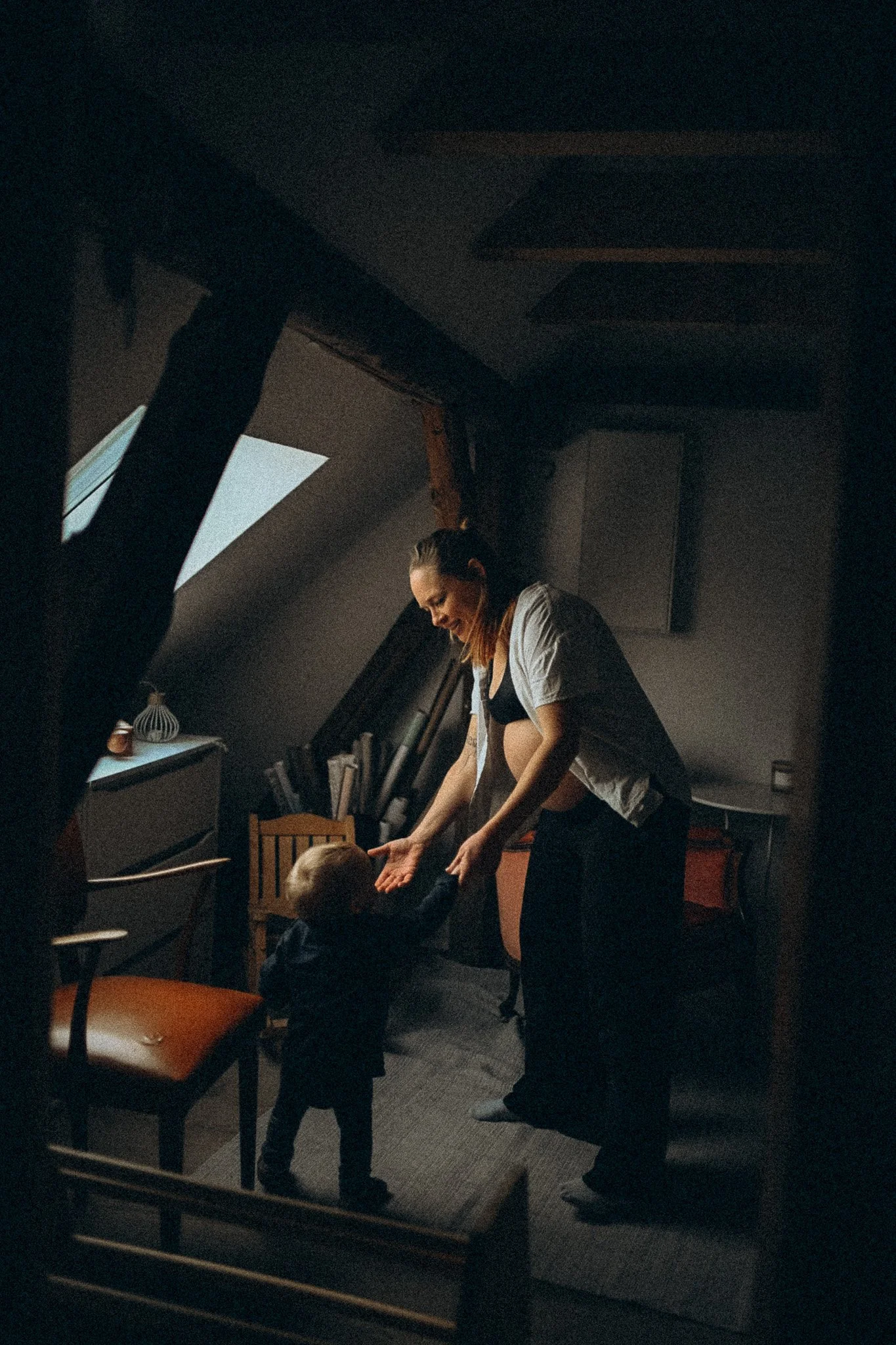 Emotionale Familienfotografie Schwangere Mama tanzt mit ihrem Kind