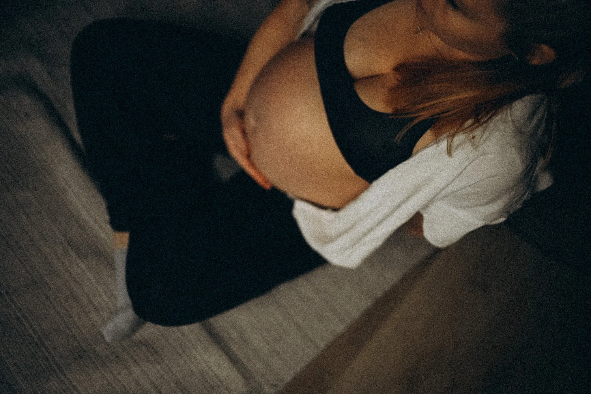 natürliche Familienfotografie in Kassel Schwangere Mama sitzt im schneidersitz zuhause