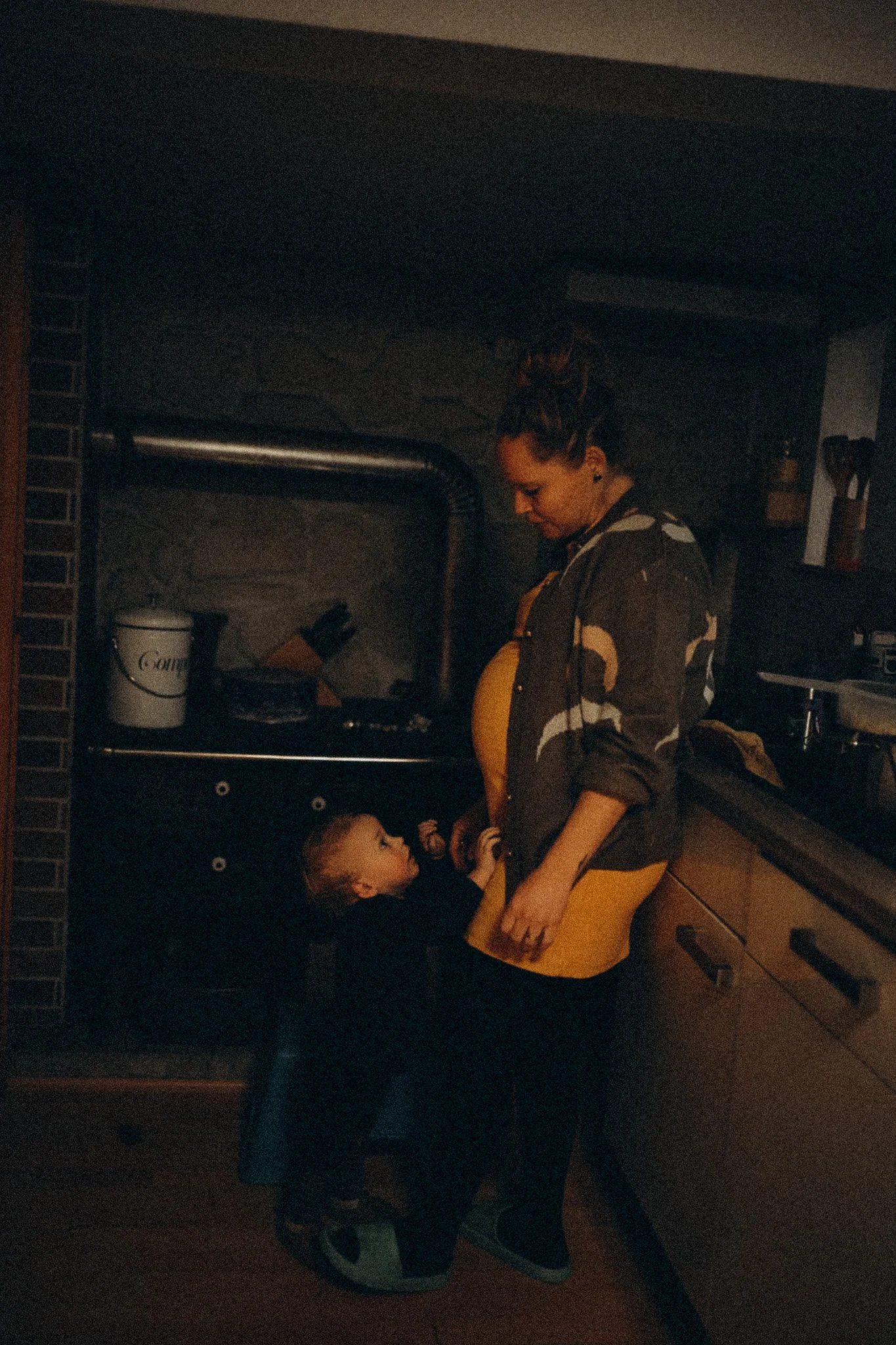 natürliche Familienfotografie in Kassel Mama und Baby in der Küche