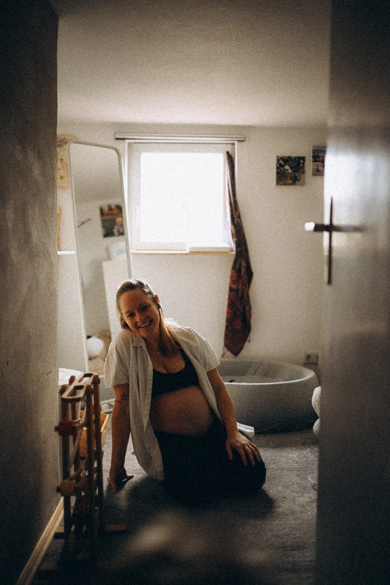 natürliche Familienfotografie in Kassel Schwangere Mama sitzt im Zimmer zuhause