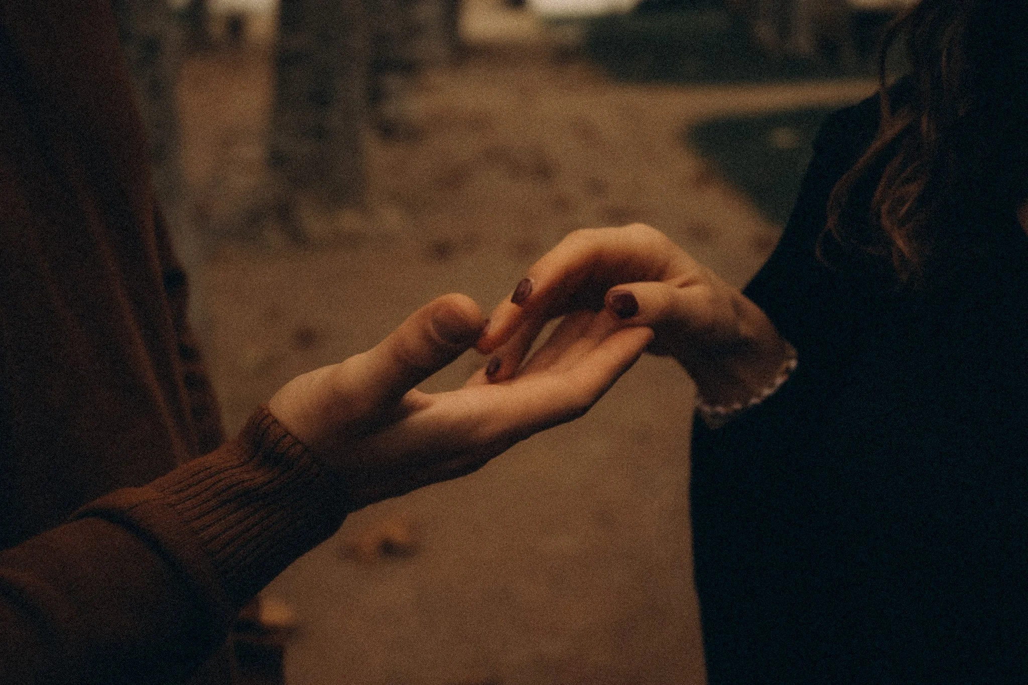 Paarshooting in Kassel im cinematic Storytelling Stil, Detailaufnahme der Hände