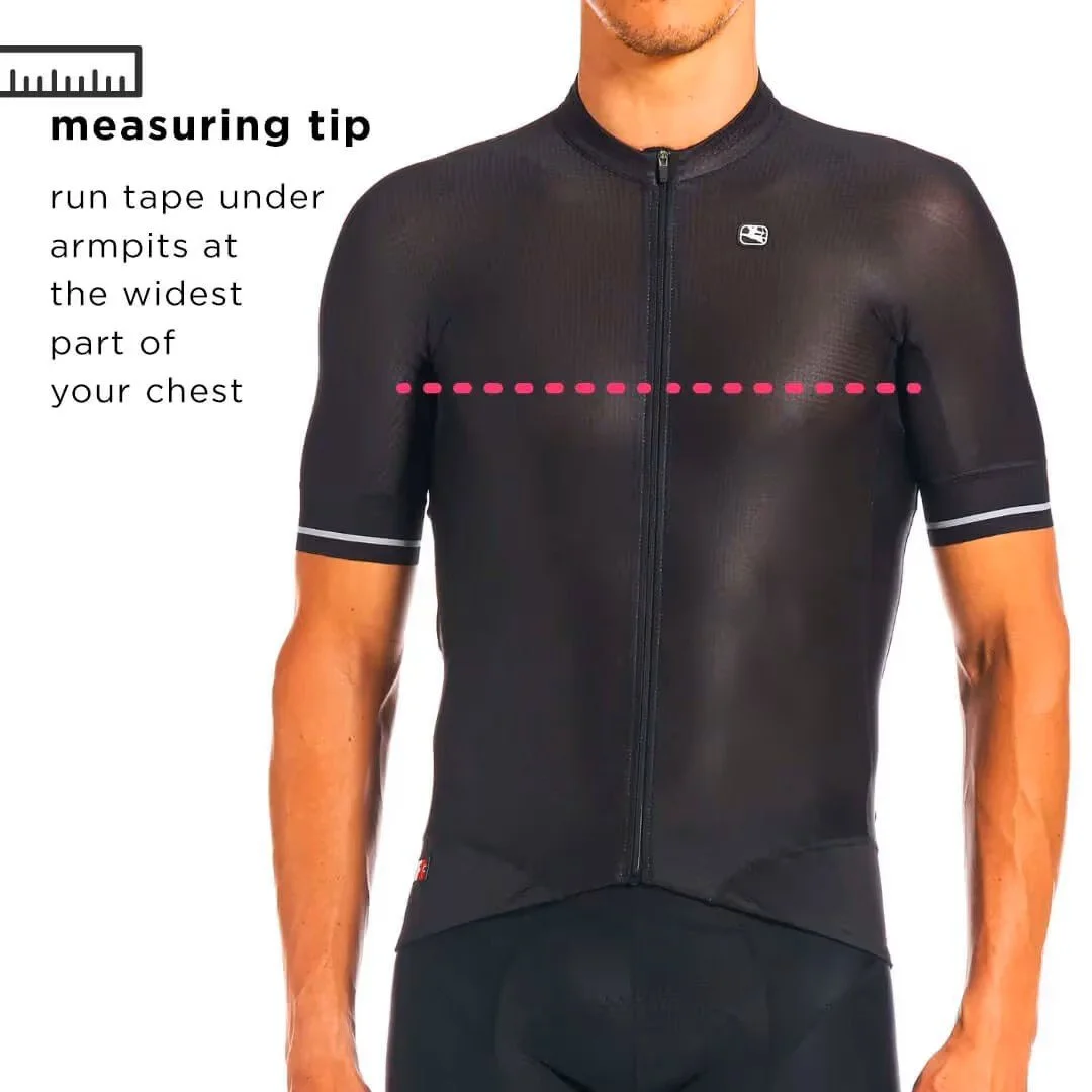 Der Oberkörper eines Mannes in einem schwarzen Fahrradtrikot mit Reißverschluss, das an den Schultern und an den Ärmeln weiße Streifen hat. Text undGrafi eine Messskala auf der linken Seite erklären, wie man mit Klebeband den Brustumfang messen soll.