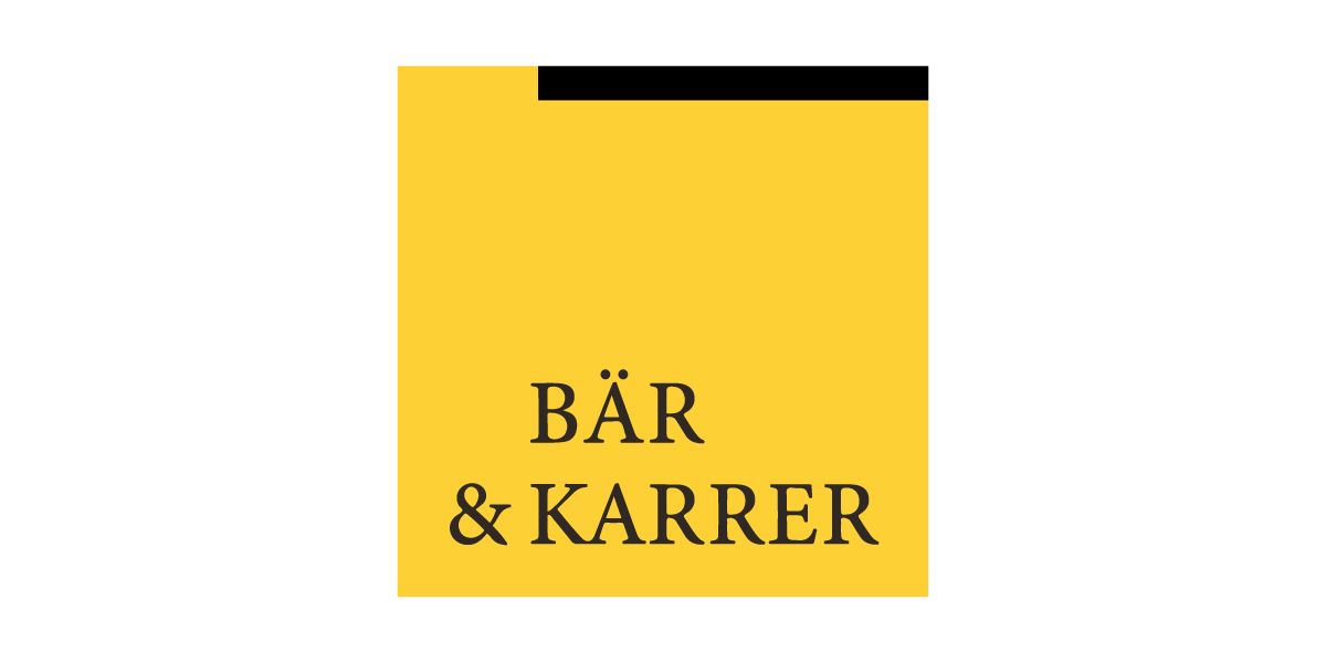 Ein gelbes Logo mit schwarzen Buchstaben, das die Worte "BÄR & KARRER" enthält.