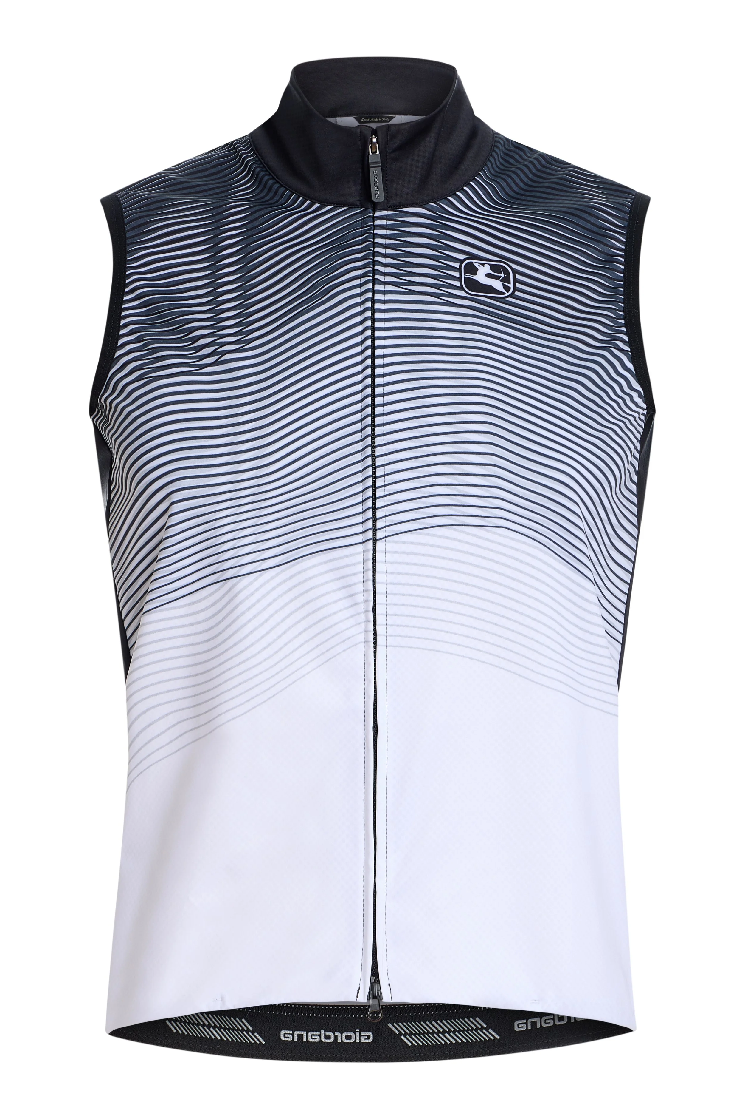 Ein ärmelloses Fahrradtrikot in Schwarz-Weiß mit geometrischem Linienmuster und Reißverschluss in der Mitte.