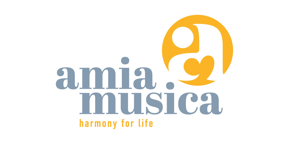 Logo mit dem Text "amia musica" in blauer Schrift und dem Slogan "harmony for life" in orange, bestehend aus einer stilisierten personförmigen Grafik in orange.