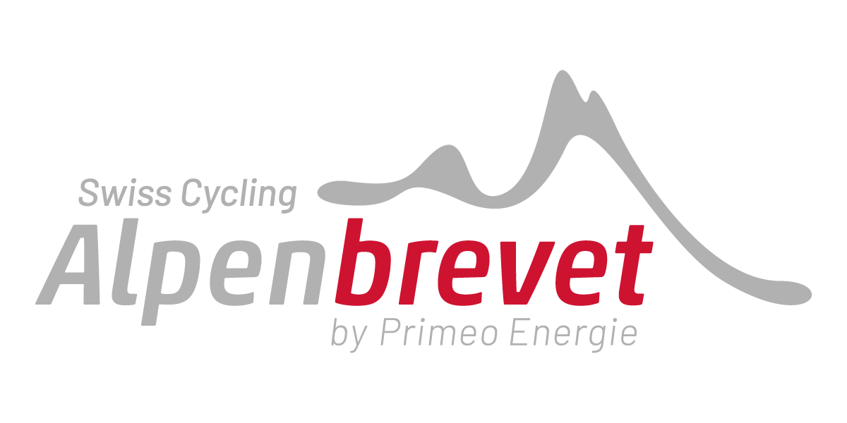 Logo für den Alpine Cross-Country Ski Cup Alpenbrevet mit stilisierter Berglinie und den Worten 'Swiss Cycling Alpenbrevet by Primeo Energie'.