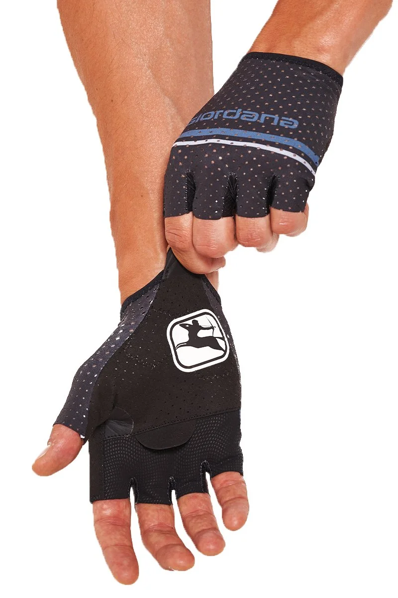 Zwei Hände in Fahrrad-Handschuhen, die an einem schwarzen Fahrrad-Handschuh ziehen, mit einem weißen Logo eines Radfahrers, der in einem Boot paddelt.