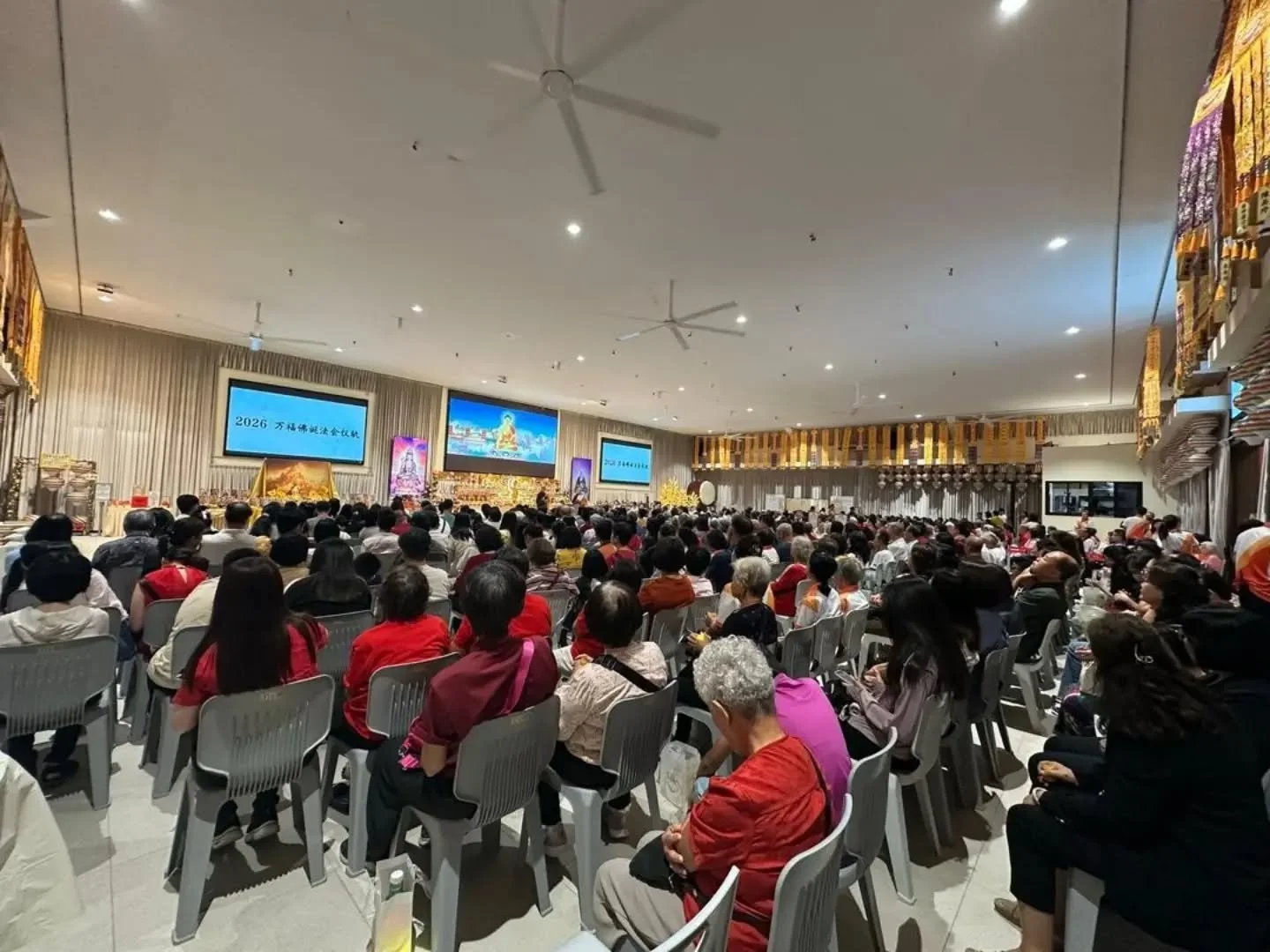 万福寺卫塞节 &middot; 佛诞大法会 圆满成办 ✨

30/5 万福寺除了有浴佛，也举行了庄严殊胜的佛诞大法会，让大众为自己与家人祈福，广种福田，法喜充满 🪷

现场还有佛陀故事展厅、粉彩绘画、集章打卡、供养三十五佛、抄经体验等丰富活动，让大人小孩都能沉浸在佛诞的欢喜氛围中 🥰

当然也少不了美味的食物陪伴大家共享节庆的喜悦 😋✨

看见大家脸上洋溢着笑容，处处充满温暖与欢喜，殊胜无比 💛

期待下一次，再与大家相聚万福寺，共沐法喜 🥰