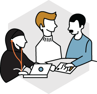 Tre personer i et møte med en laptop og dokumenter, en av dem har hodetelefoner.