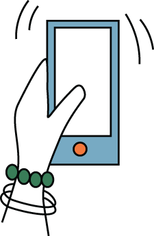 En hånd med en grønn armbånd holder en smarttelefon.