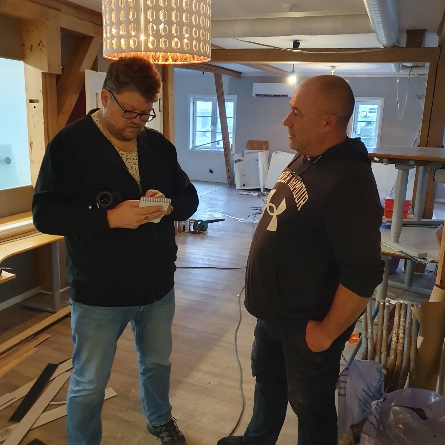 🎨 Vi pusser opp v&aring;rt nye hjem! 🏠

Etter tre fantastiske &aring;r i Lidskjalvgutua 1 har vi rett og slett vokst oss ut &ndash; og er n&aring; i full gang med &aring; male og gj&oslash;re klart i v&aring;rt nye hus i Lidskjalvgutua 6! 💪

F&osl