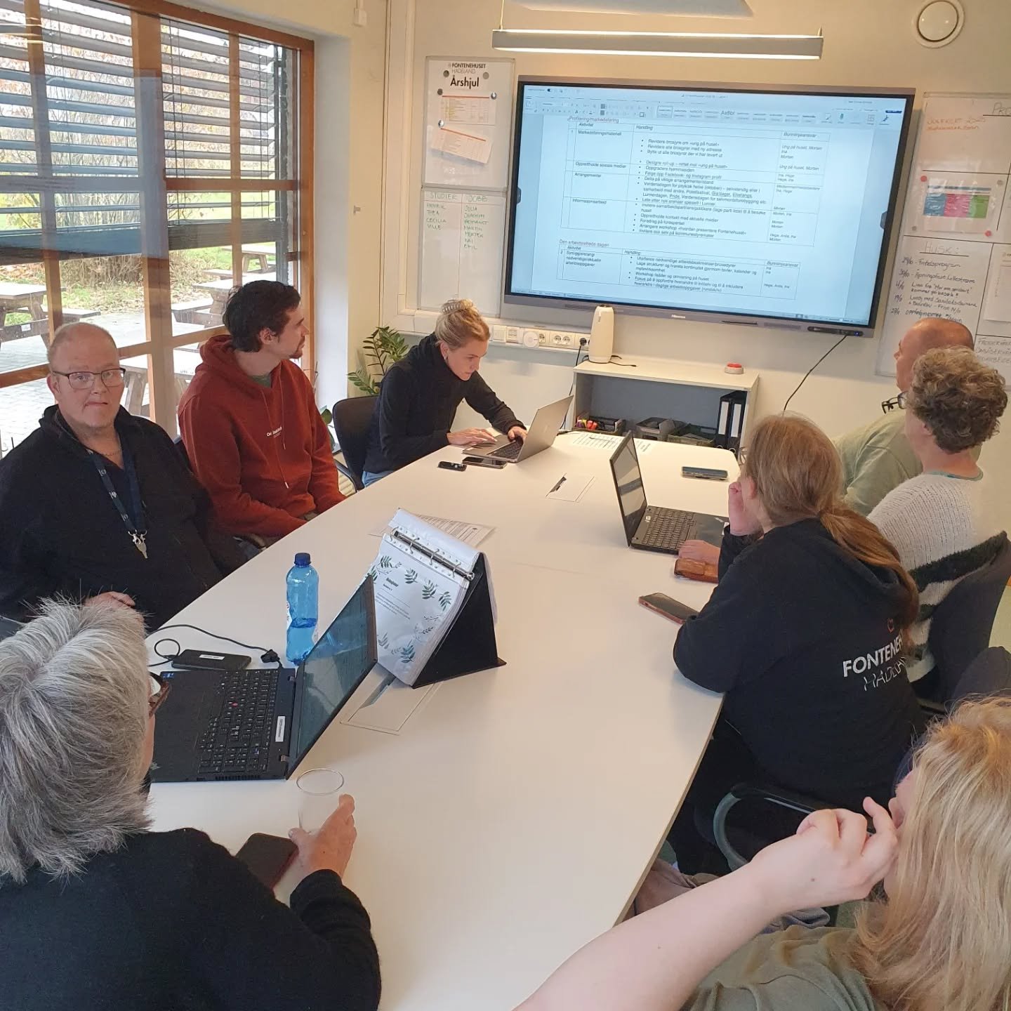 📋 Planleggingsdag p&aring; Fontenehuset Hadeland!
I dag jobber vi sammen med handlingsplanen for 2026 💪
Det betyr at vi ser fremover &ndash; snakker om m&aring;l, dr&oslash;mmer og hvordan vi vil utvikle huset videre.
Sammen former vi et Fontenehus