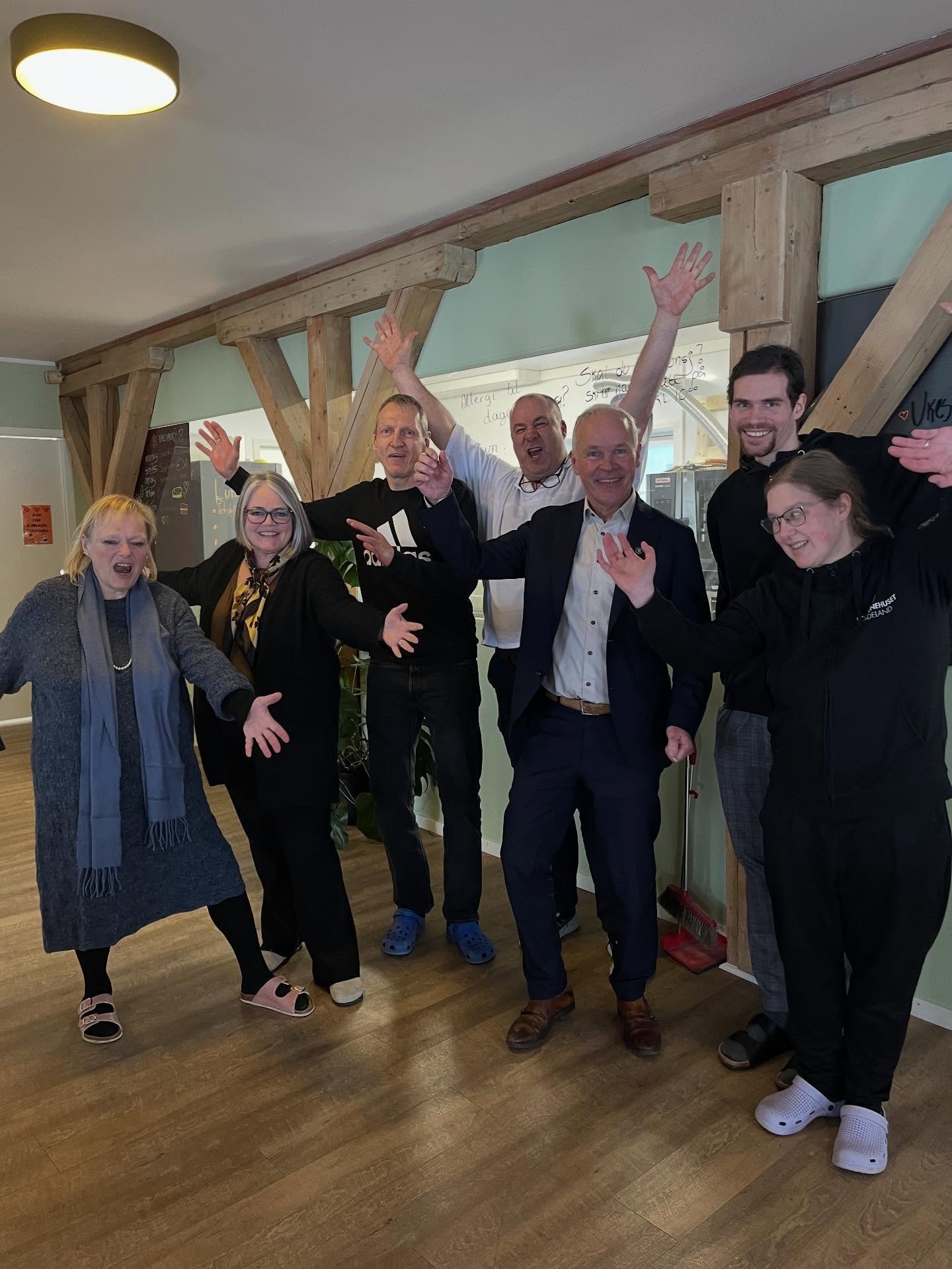 I dag har vi v&aelig;rt s&aring; heldige &aring; f&aring; bes&oslash;k av 
Statsforvalteren i &Oslash;stfold, Buskerud, Oslo og Akershus  @jantoresanner 🧡
 
Han er en god venn av Fontenehus, og det er godt &aring; vite. Statsforvalteren har et stort