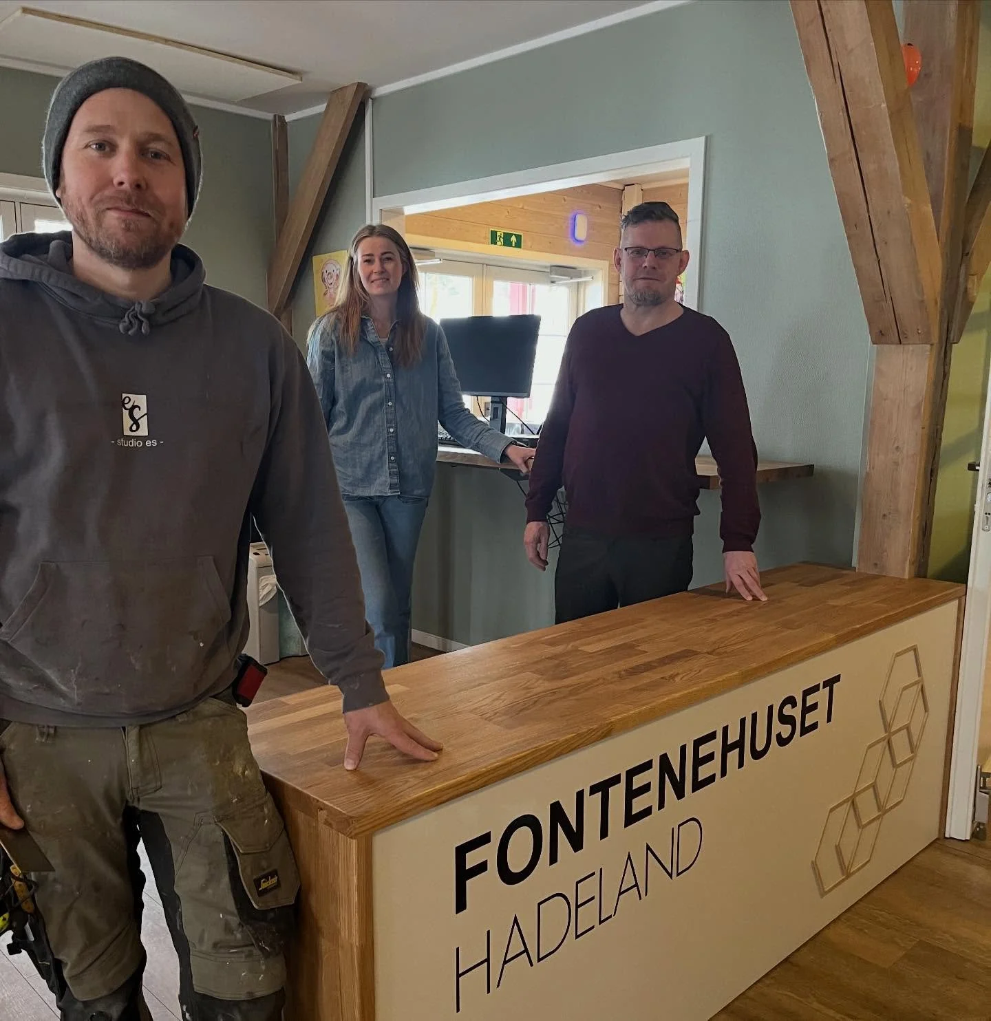 Tusen takk til supersnekker @studioes.furniture for verdens fineste resepsjonsdisk ❤️