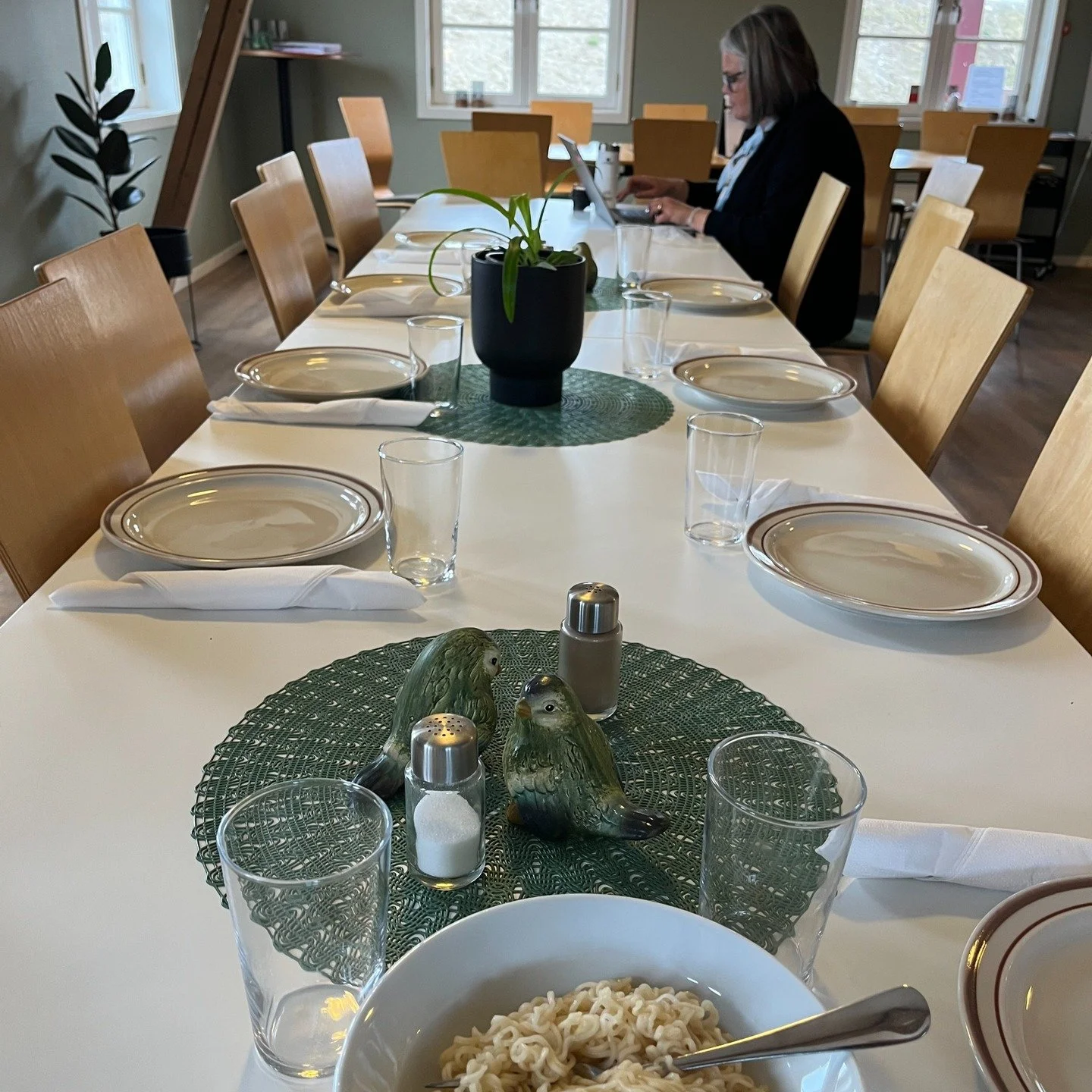 I dag har kj&oslash;kkenet v&aring;rt laget hjemmelaget fiskegrateng som serveres p&aring; et langbord som rommer mange! 🌸

Ha en fortsatt flott torsdag, alle sammen.🌸