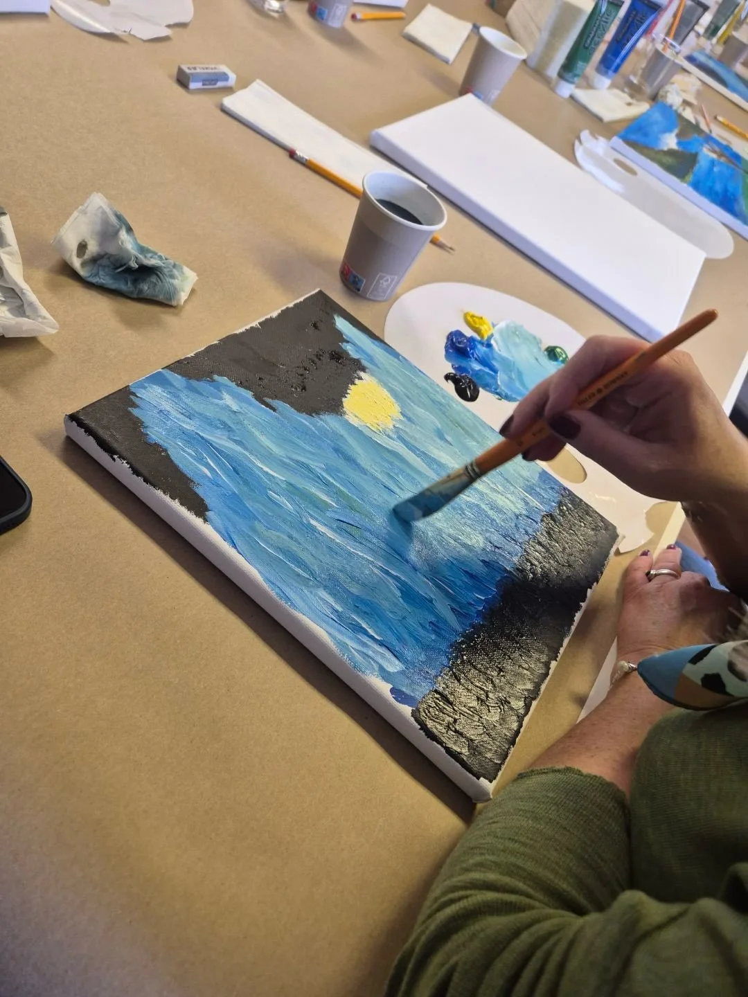 Fritidsprogram p&aring; agendaen i kveld! G&oslash;y &aring; kunne samles &aring; gj&oslash;re noe helt annet 😊 Ekstra g&oslash;y er det &aring; f&aring; et lynkurs av en ekte kunstner! Takk Hilde ❤️ Vi gleder oss til neste gang! Vi m&aring; ogs&ari