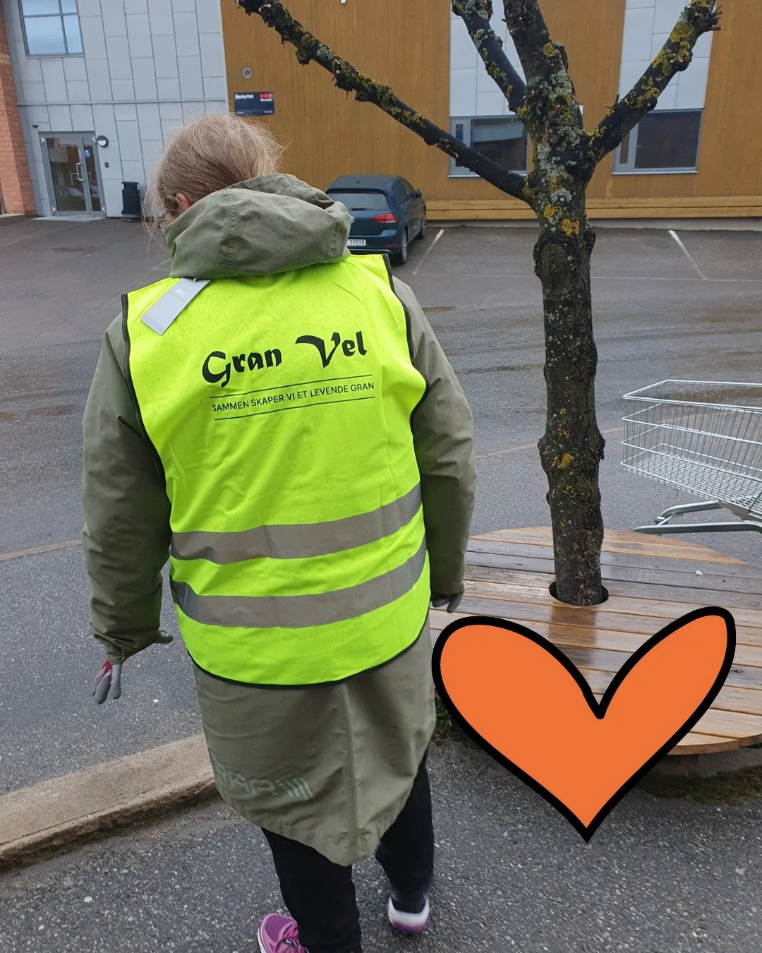 Norge er et dugnadsland &ndash; og i Gran st&aring;r dugnads&aring;nden sterkt. 
I ettermiddag kunne du se flere frivillige i Gran sentrum med refleksvester fra Gran vel. Blant dem var ogs&aring; medlemmer og medarbeidere fra Fontenehuset Hadeland.

